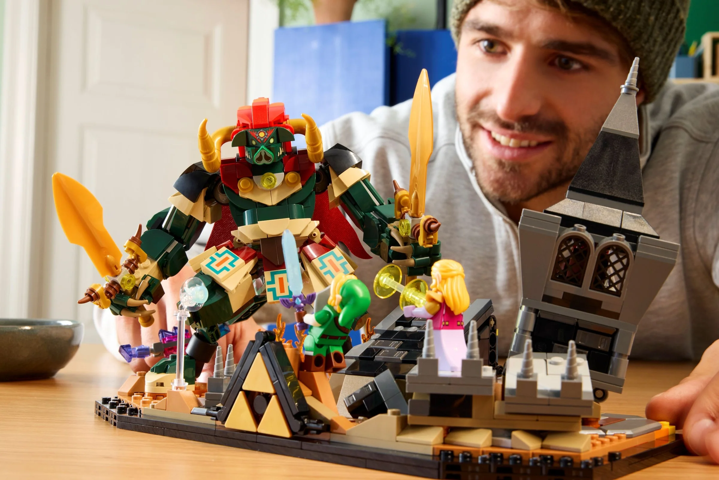 Imagine prezintă setul LEGO Zelda, bătălia finală. Un bărbat zâmbește în fundal.