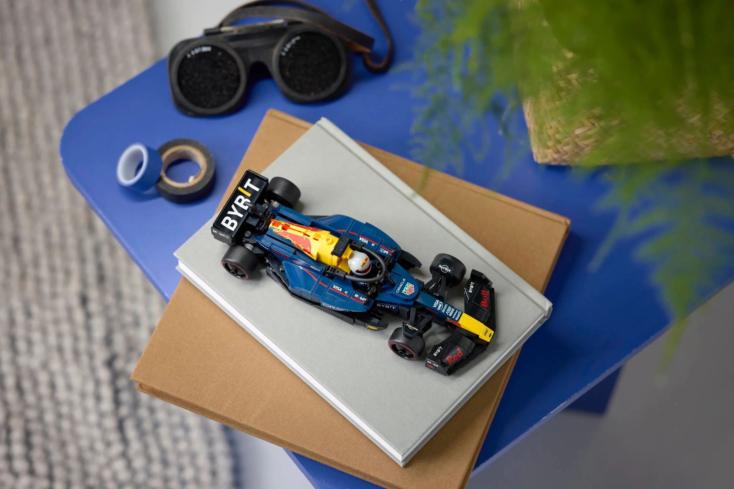 Modelul LEGO Oracle Red Bull Racing RB20, detaliat, pe cărți. Accesorii adiacente.