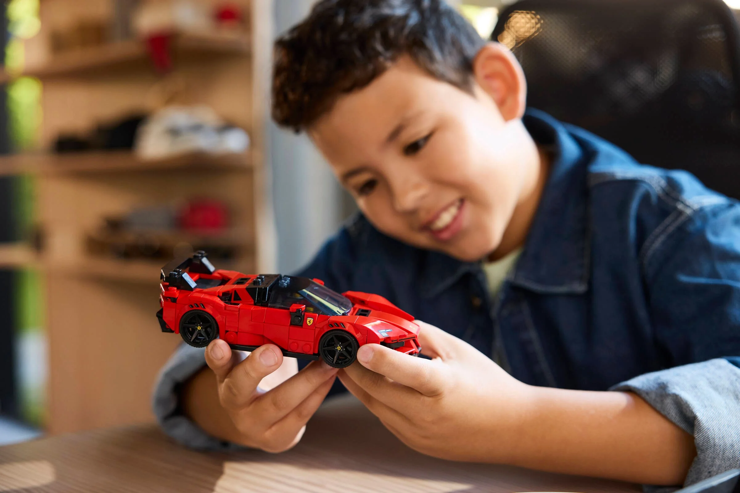 Copil admirând modelul Ferrari SF90 XX Stradale. Bucurie pe chipul său.