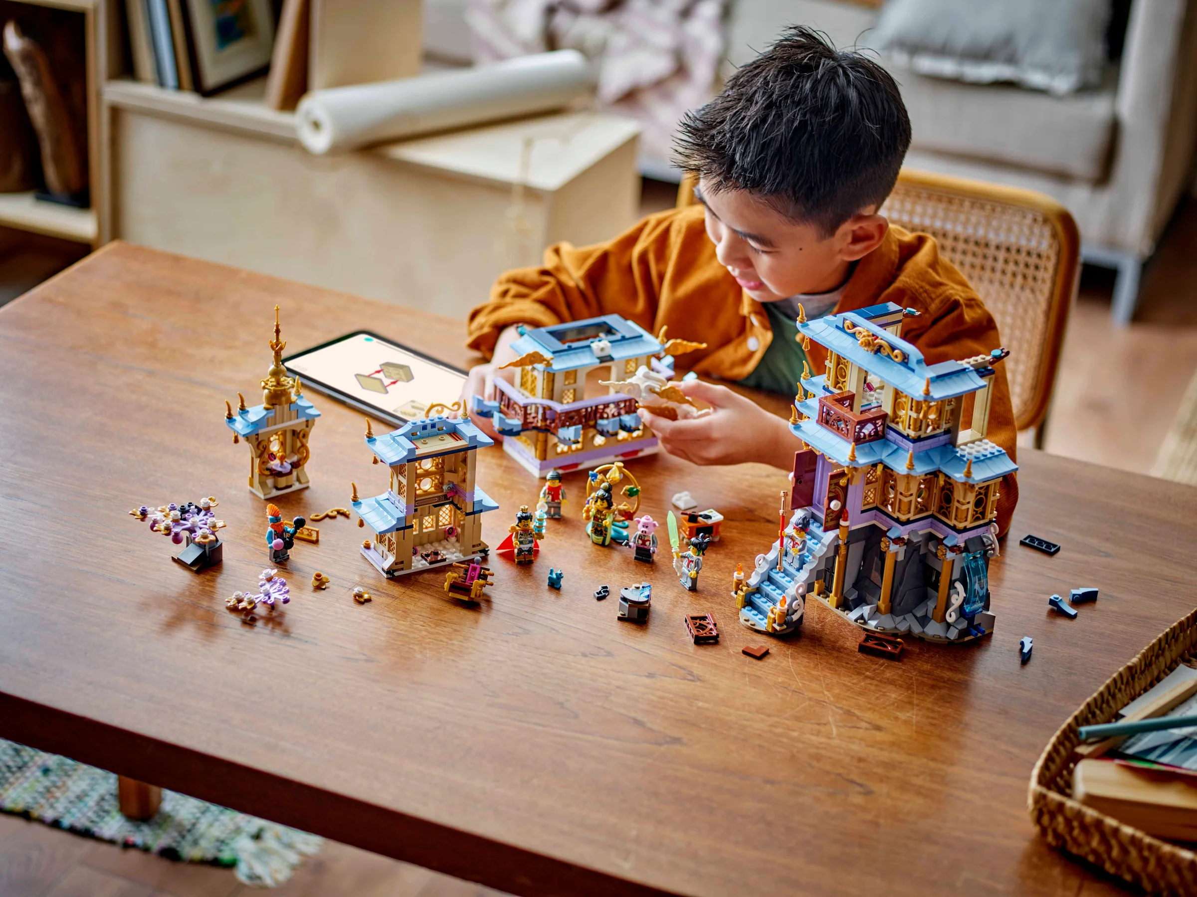 Băiat construind Pagoda Celestă LEGO Monkie Kid. Distracție și creativitate!