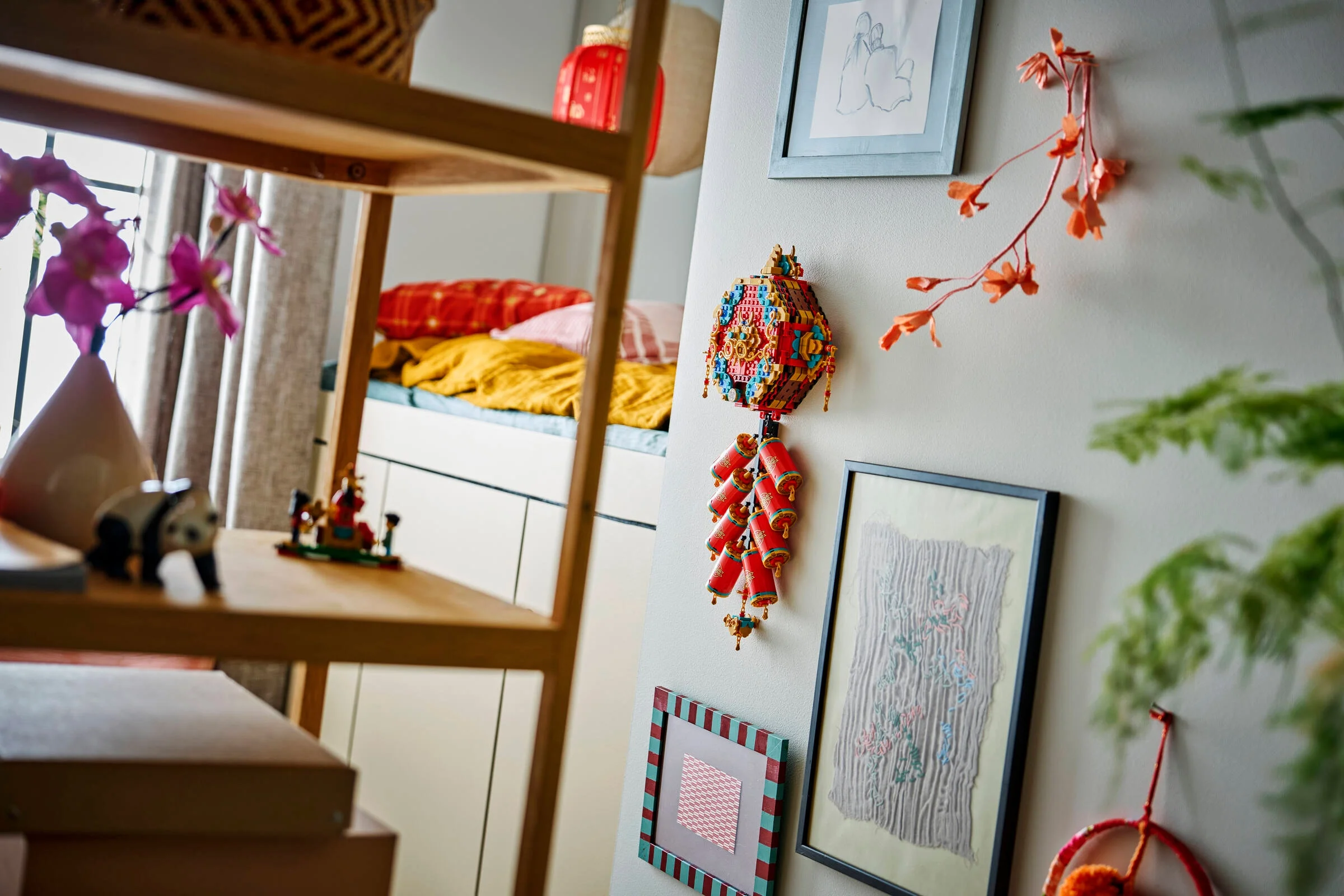 Decor interior cu setul LEGO 80118 Fortune Firecracker pe perete. Atmosferă caldă și primitoare.