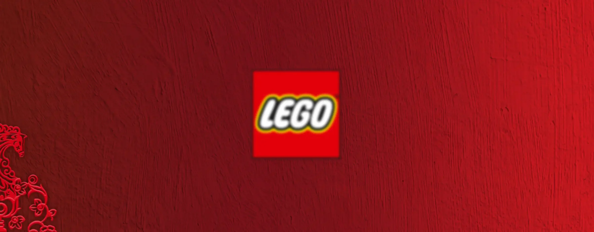 Sigla LEGO pe un fundal texturat roșu, cu elemente decorative în colțul din stânga.