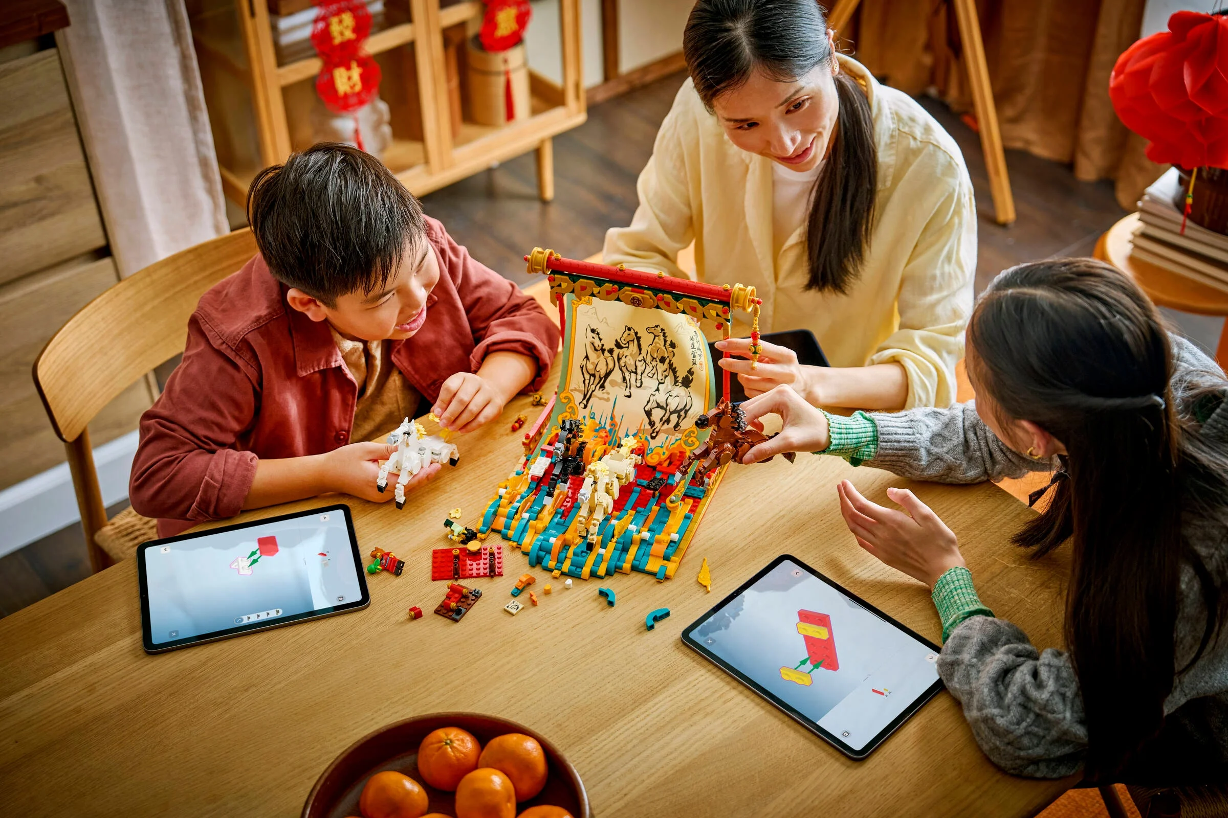 Familie asamblând setul LEGO 80119. Atmosferă caldă, tradiții și bucurie.