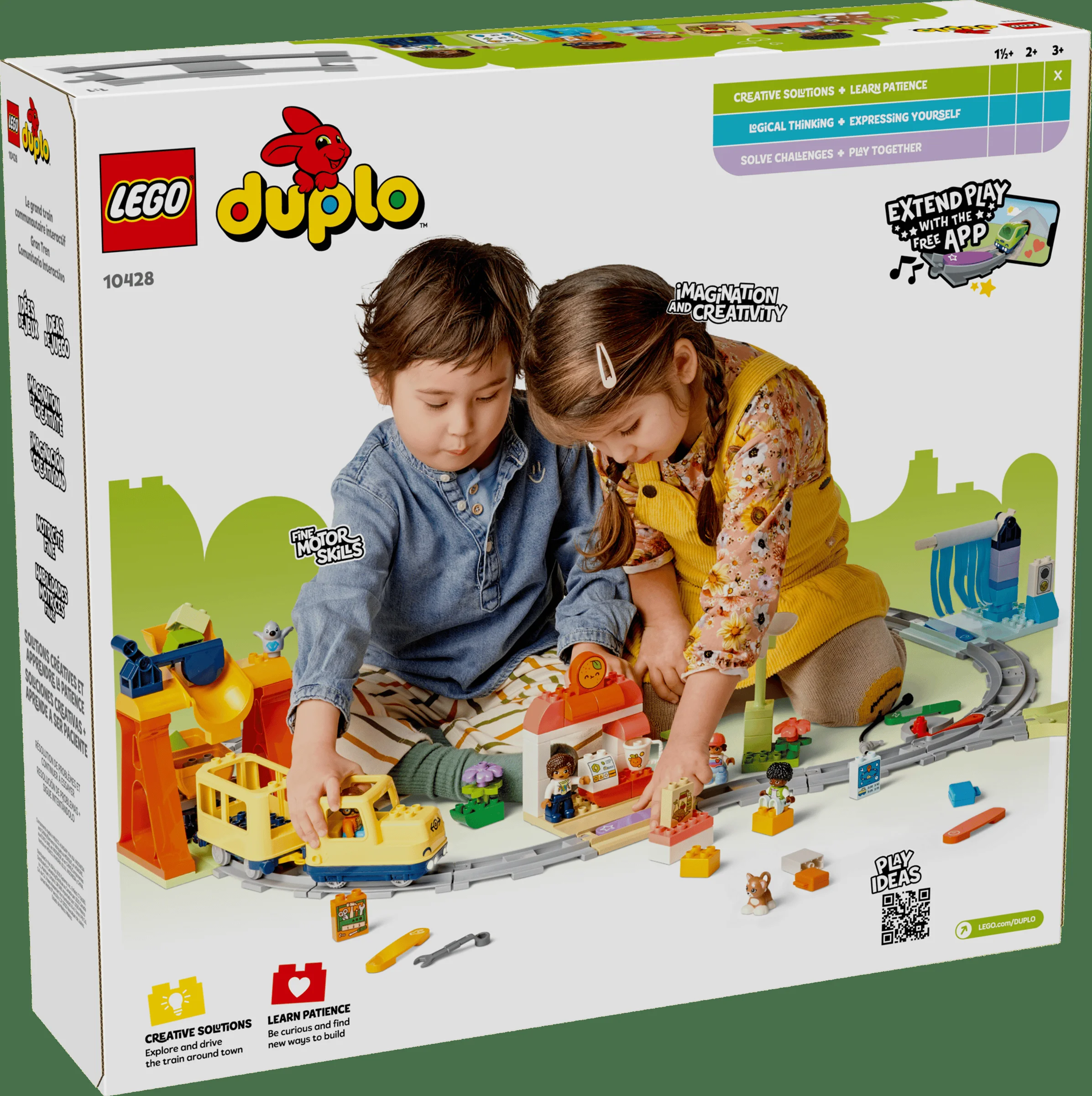 Cutia setului LEGO Duplo 10428 cu doi copii care se joacă cu trenul interactiv.