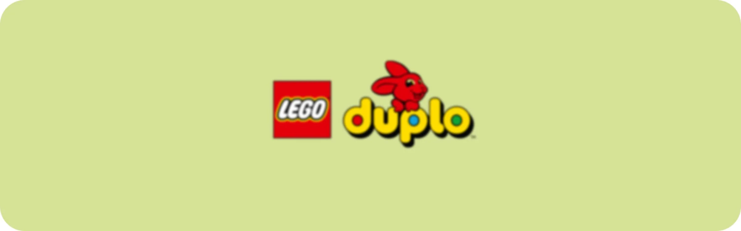 Logo LEGO Duplo, cu un iepuraș roșu stilizat deasupra, pe un fundal galben pal.