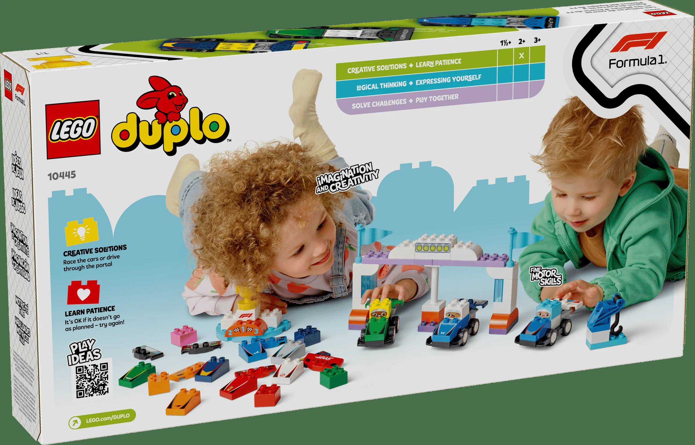 Cutia LEGO Duplo 10445 prezintă copii jucându-se cu mașini de curse, promovând creativitatea și abilitățile motorii fine.