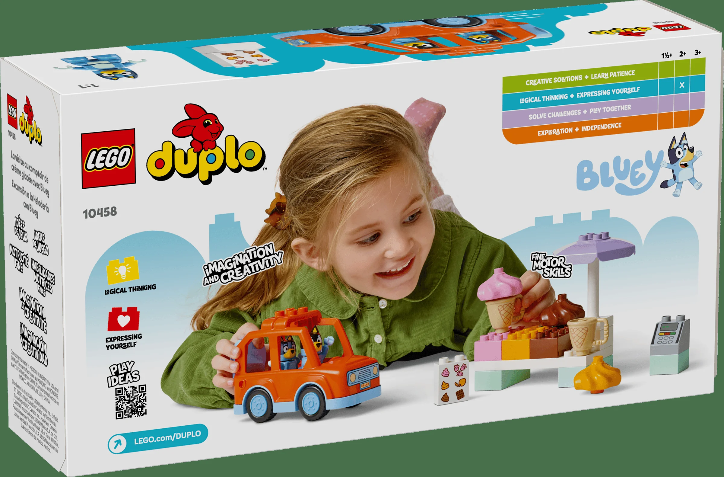 Cutia setului LEGO Duplo 10458, „Excursie la Gelaterie cu Bluey”, prezintă o fetiță jucându-se cu setul.