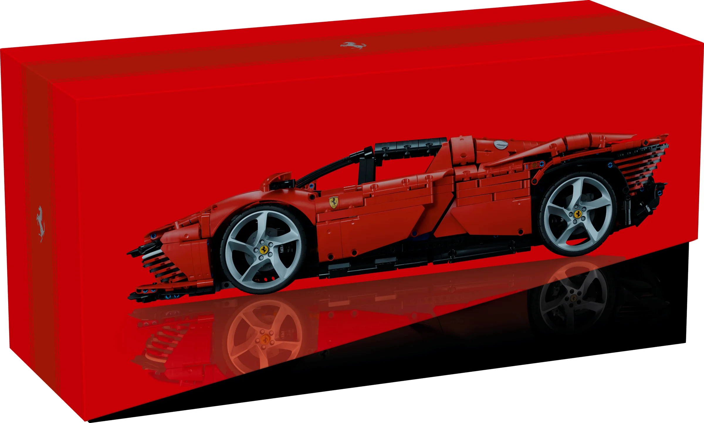 Imagine cu modelul Ferrari Daytona SP3 prezentat pe cutia roșie cu reflexii.