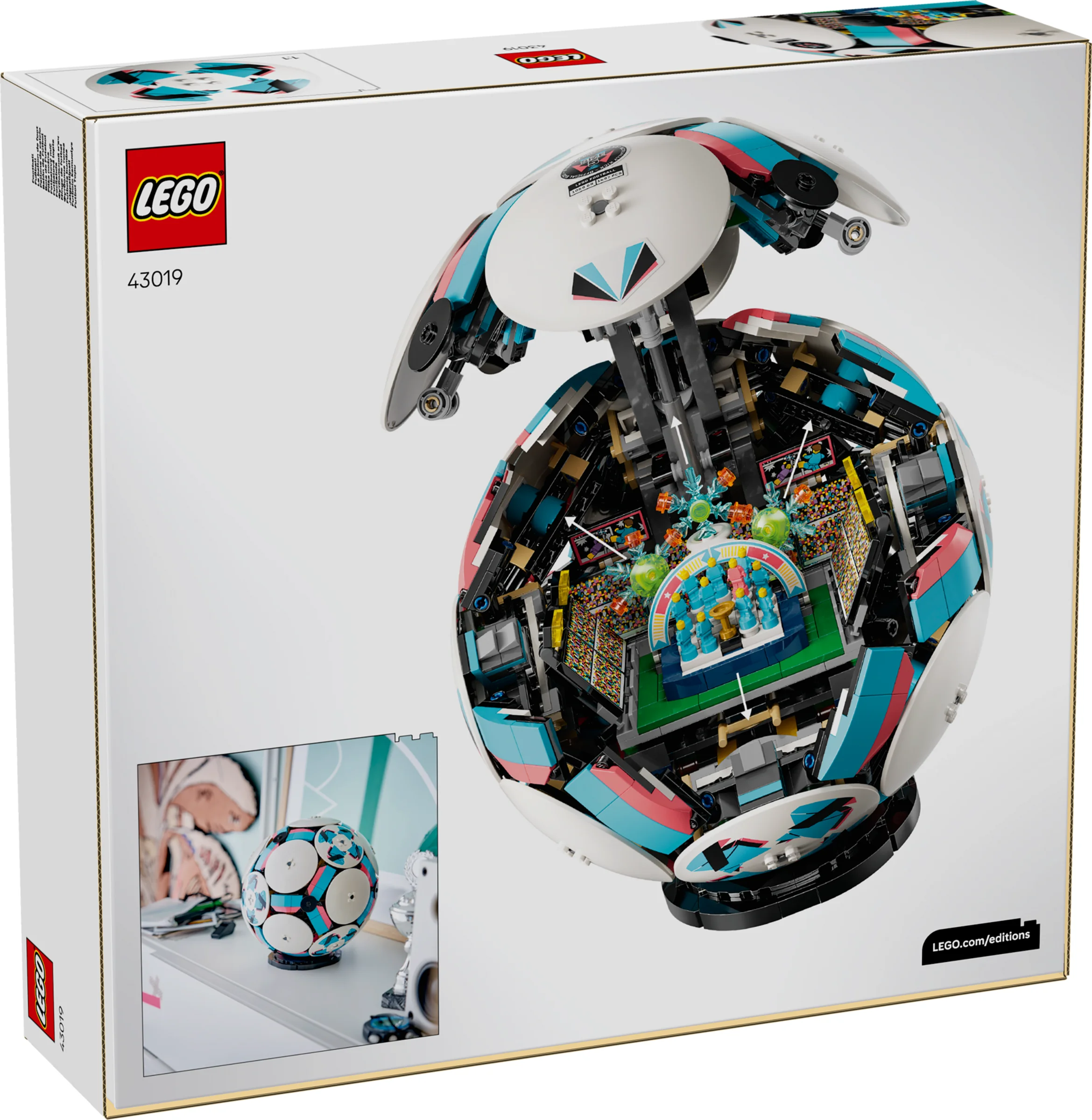Cutia LEGO 43019 Fotbal prezintă modelul complex și o imagine cu acesta într-un decor ambient.