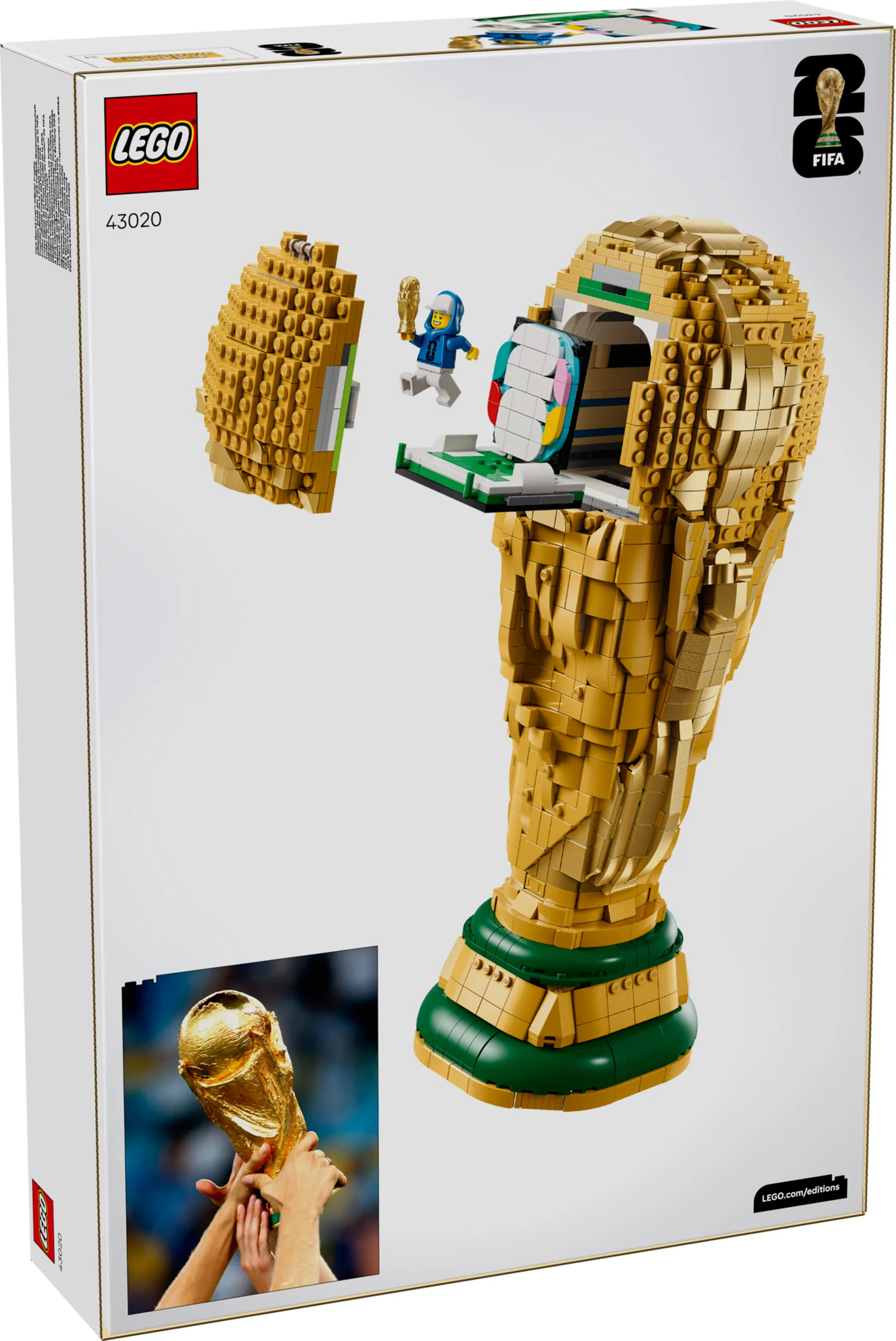 Imagine cu cutia setului LEGO 43020, trofeul Cupei Mondiale FIFA și o minifigurină.