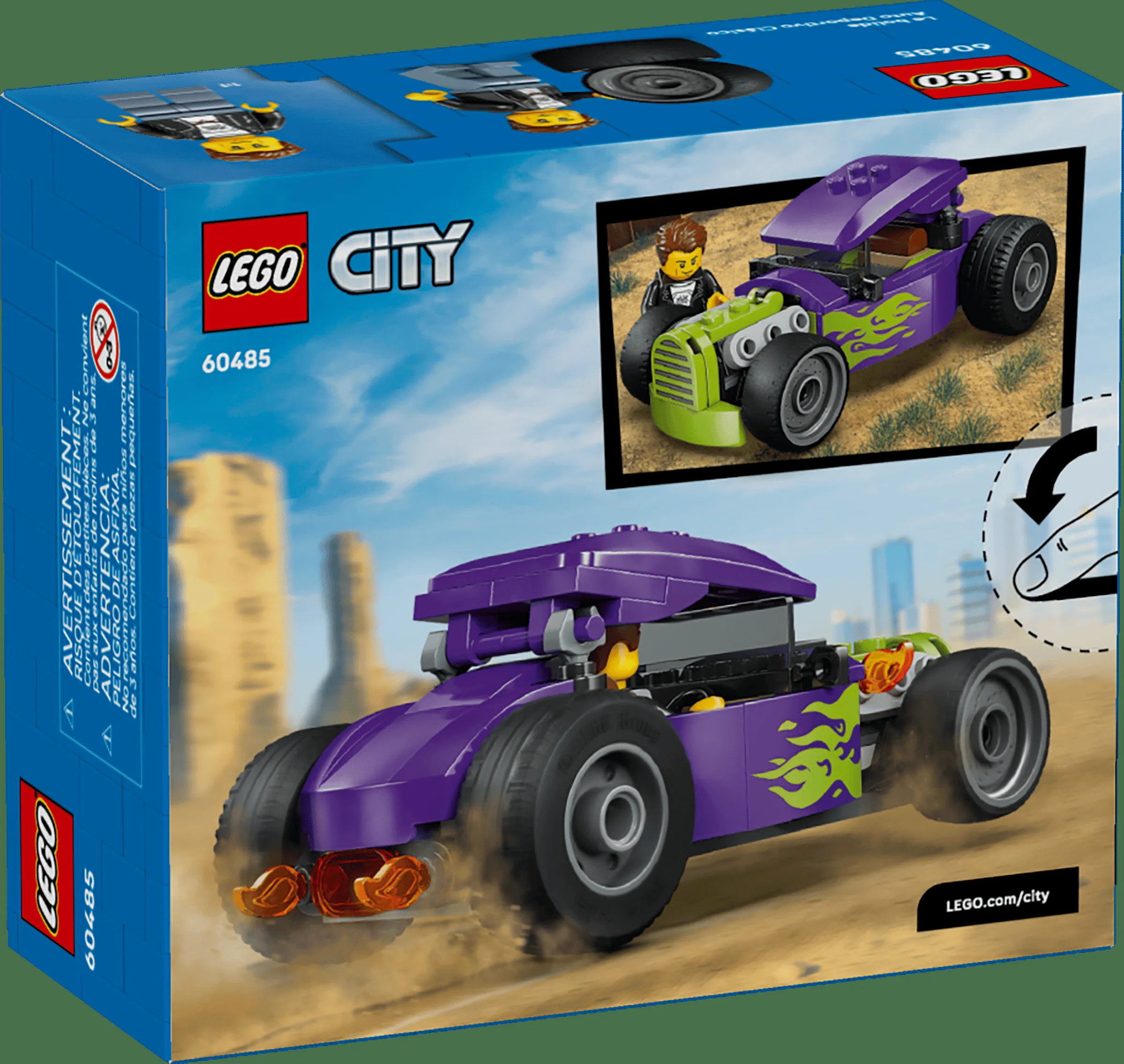 Cutia LEGO City 60485 Hot Rod, cu modelul finalizat pe un fundal deșertic, și minifigurina inclusă.