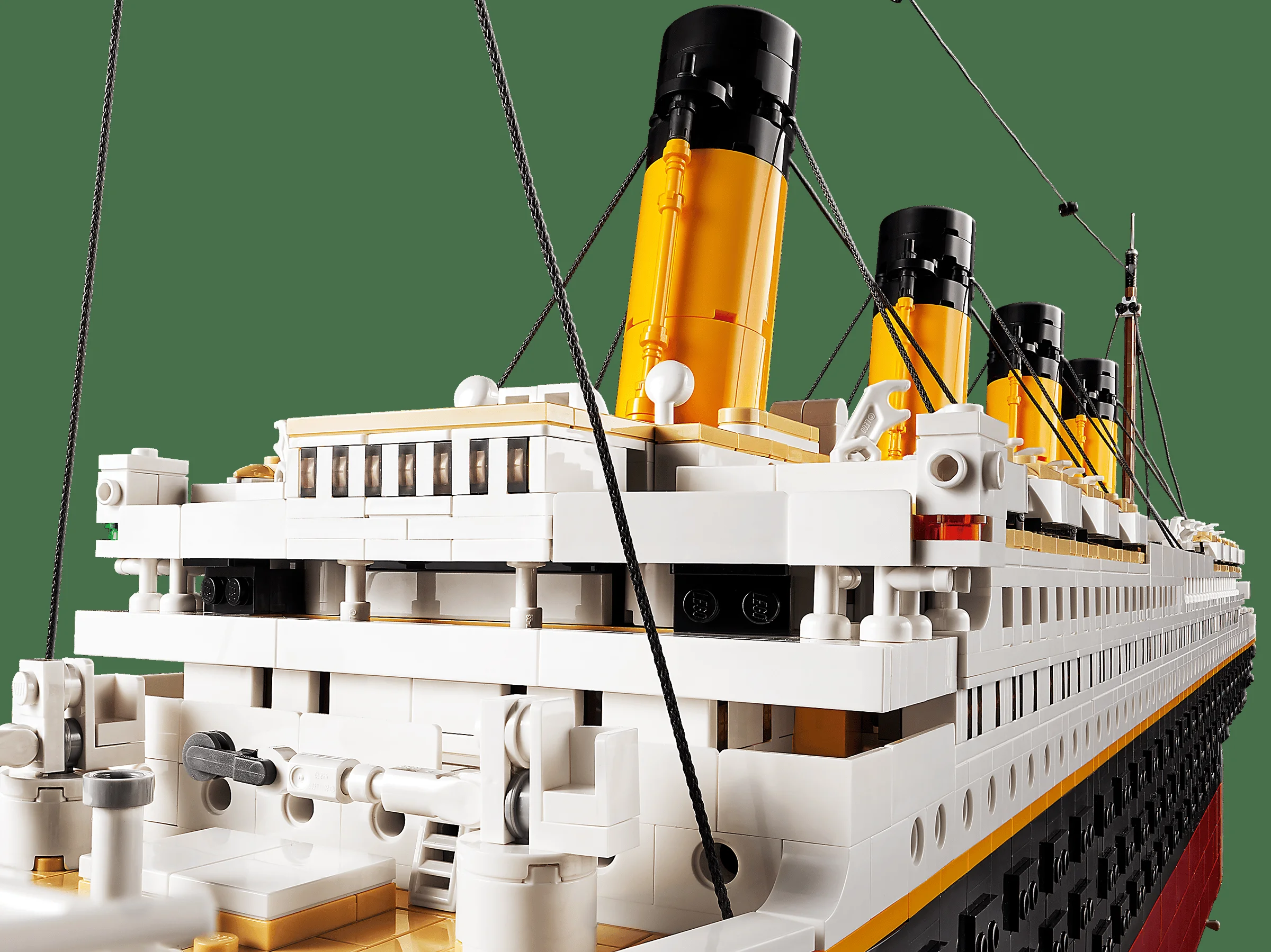 Prim-plan al modelului LEGO Titanic, detaliind coșurile și structura complexă a navei.