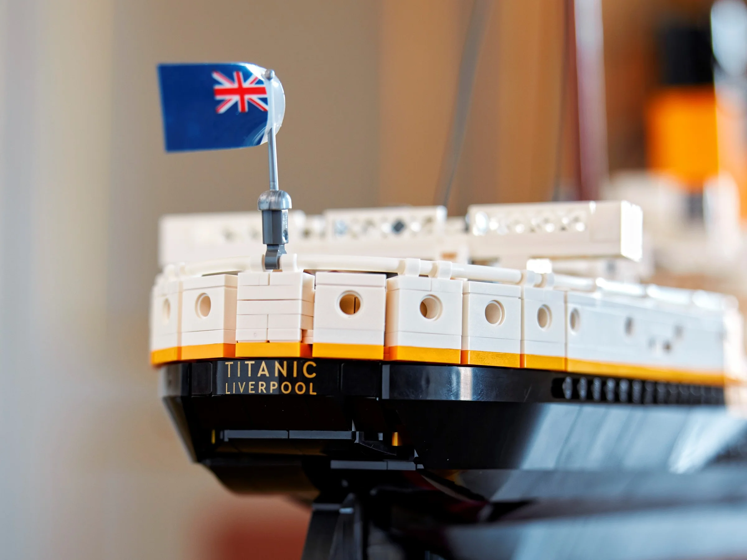 Prim-plan al modelului LEGO Titanic, detaliind inscripția „Titanic Liverpool” și pavilionul britanic.
