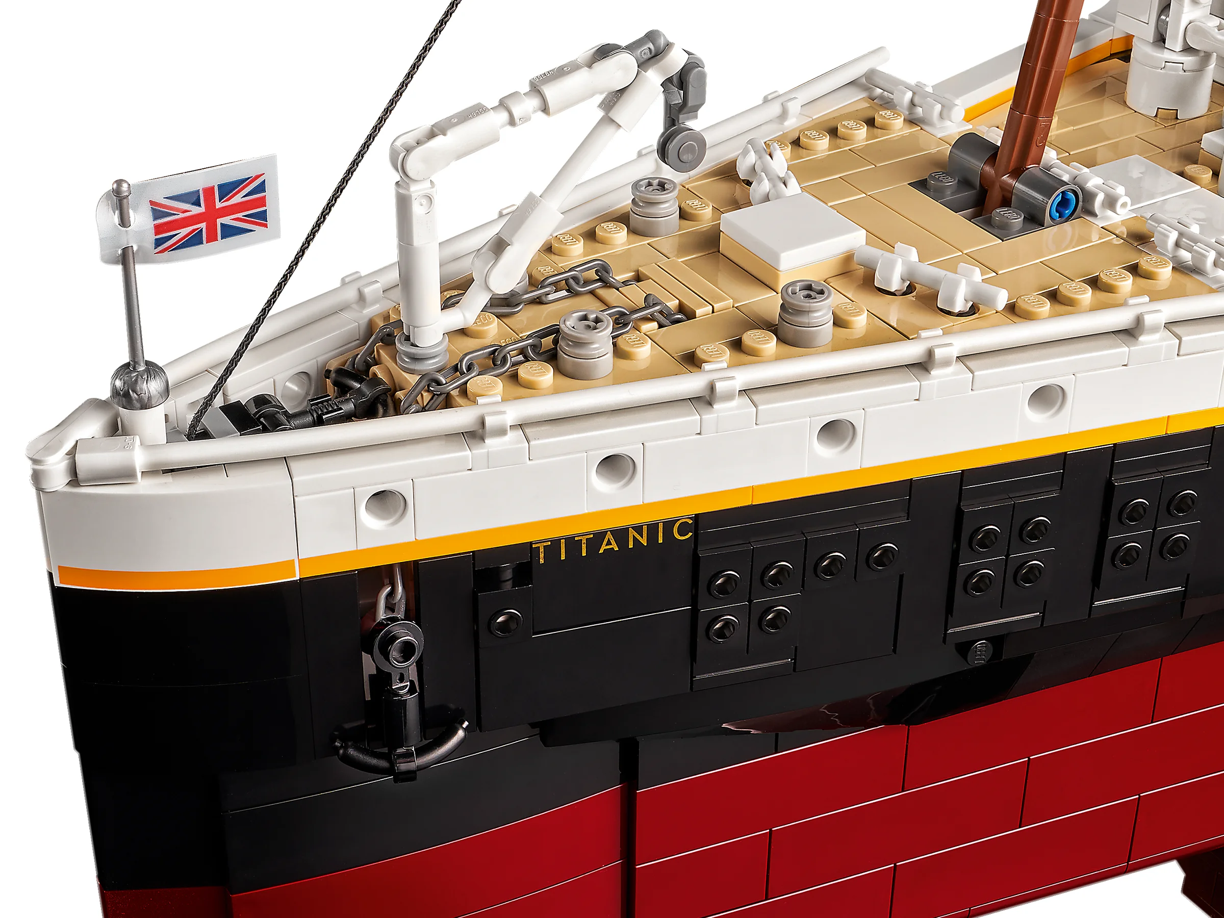 Detaliu al prorei Titanicului LEGO, cu steagul britanic și ancora. Realism impresionant.
