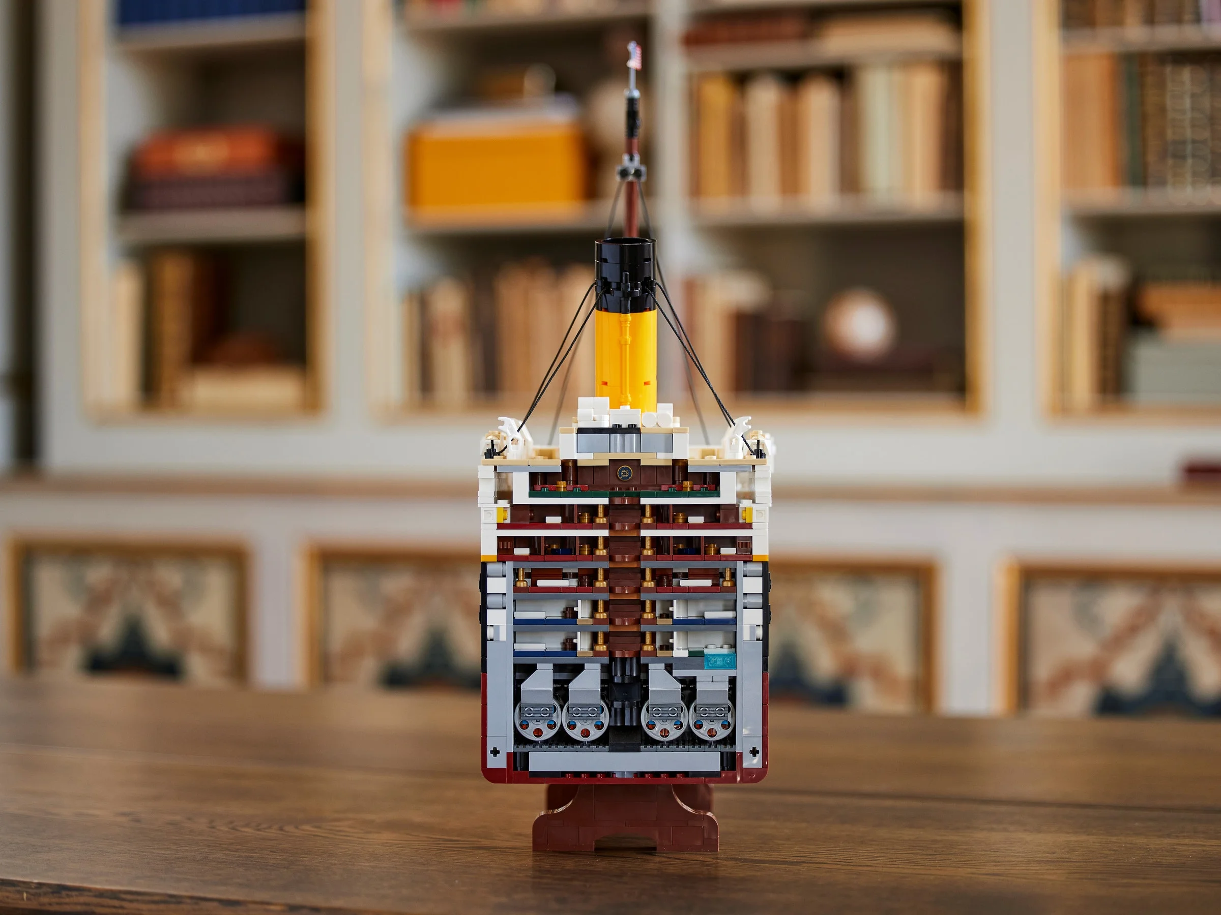 Secțiune transversală a modelului LEGO Titanic, arătând detaliile interioare.
