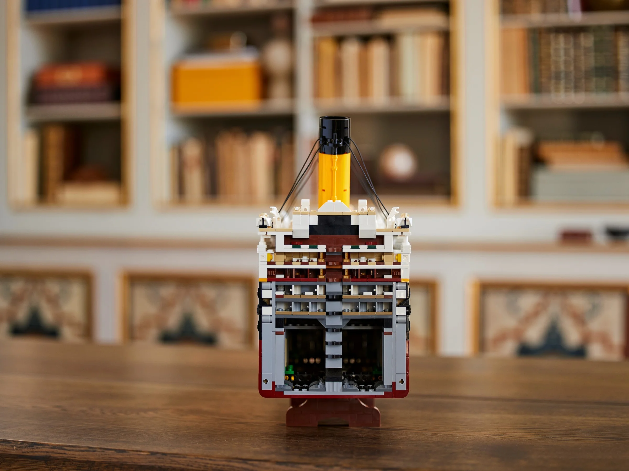 Secțiune transversală a modelului LEGO Titanic, detaliind compartimentele interne și structura vasului.