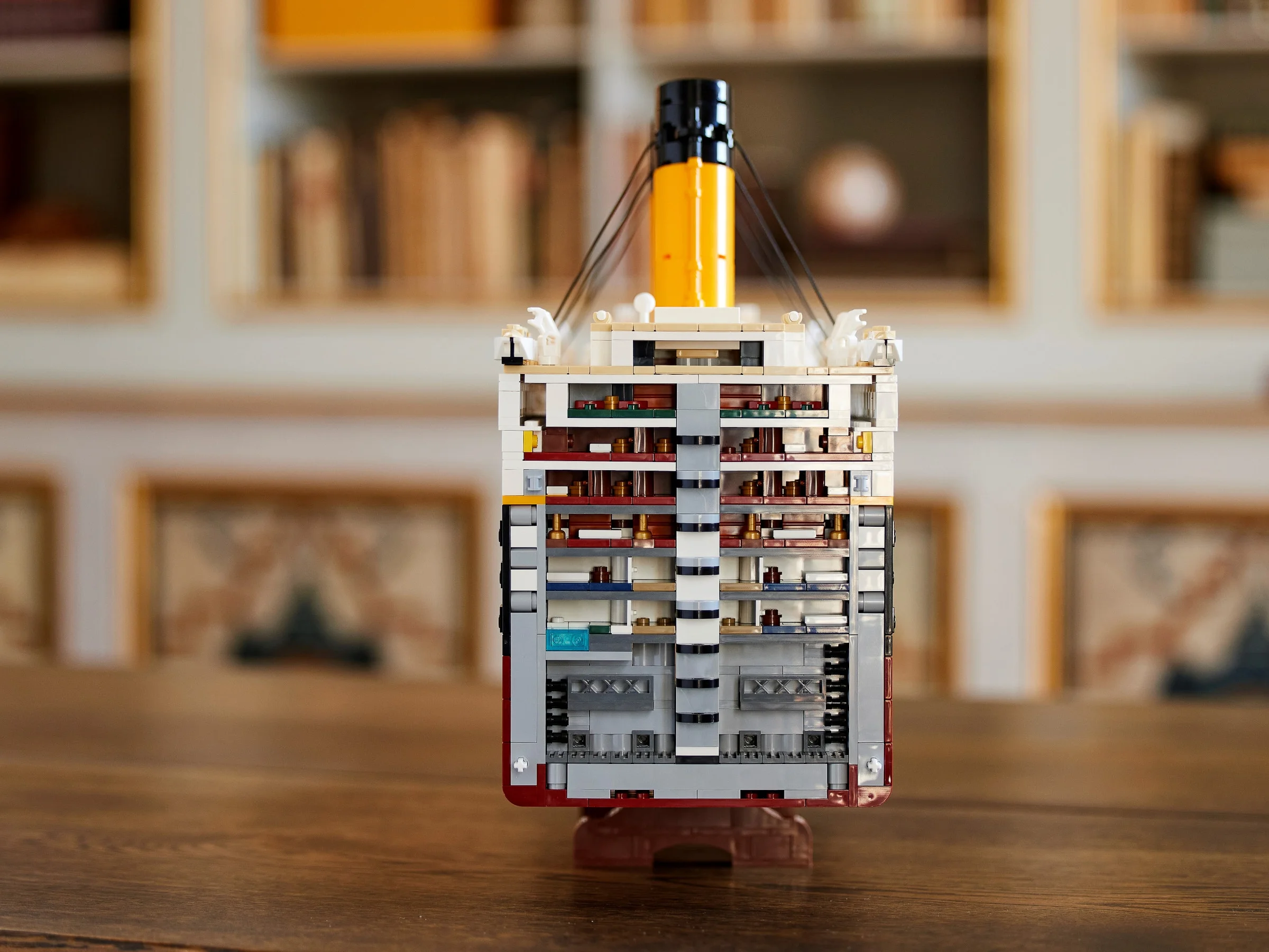 Secțiune transversală a modelului LEGO Titanic, detaliind interioarele.
