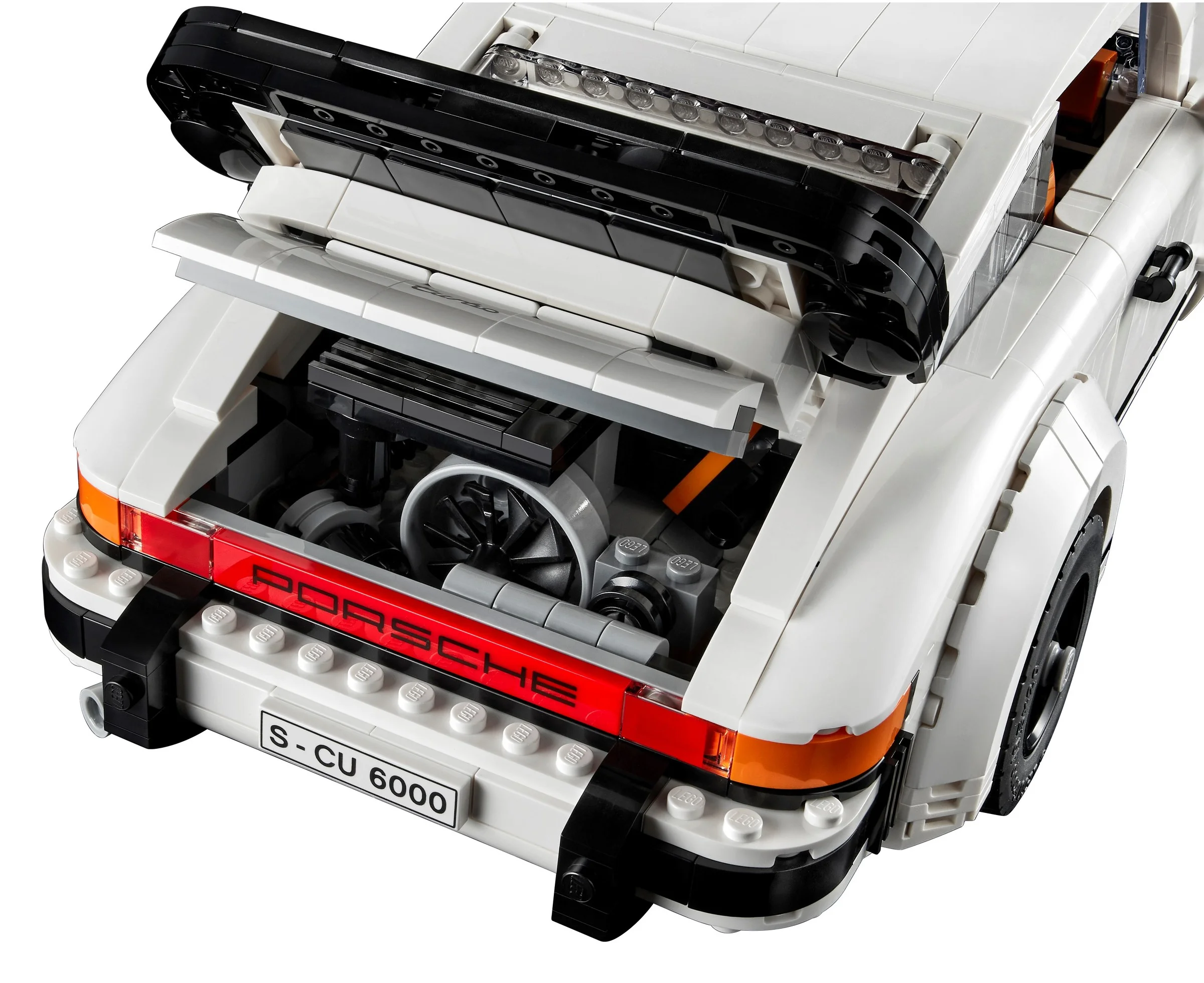Imagine detaliată cu Porsche 911 LEGO, evidențiind motorul și hayonul deschis. Observă plăcuța de înmatriculare.