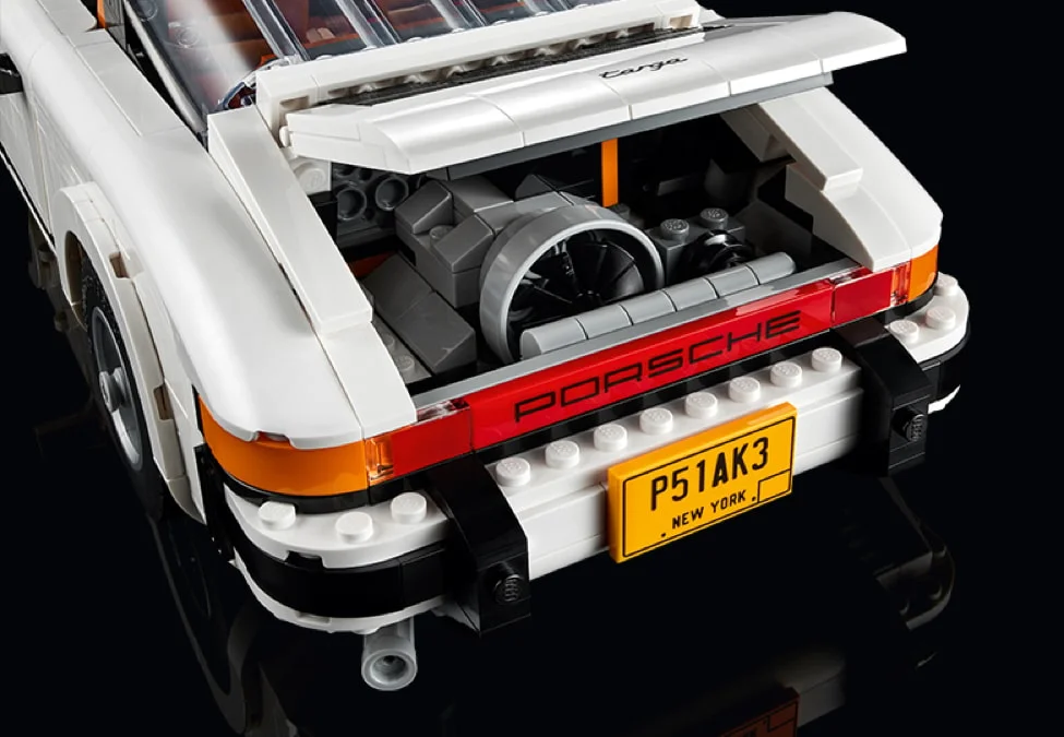 Detaliu spate al Porsche 911 LEGO, arătând motorul, bara de protecție și plăcuța de înmatriculare.