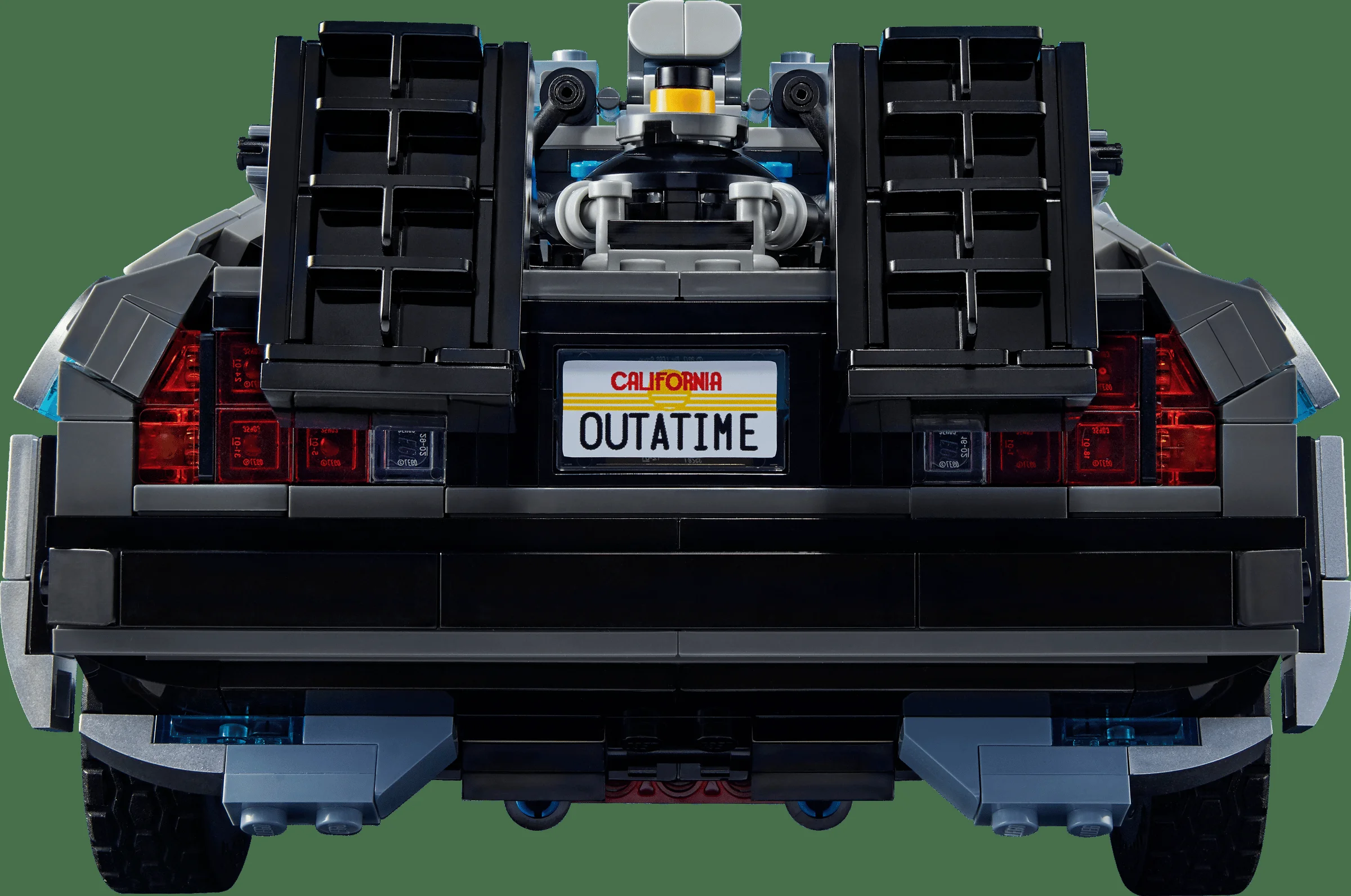 Imagine detaliată cu partea din spate a mașinii timpului DeLorean. Se vede plăcuța 
