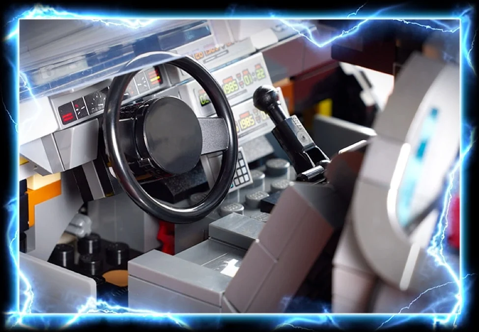 Interiorul detaliat al mașinii timpului din LEGO Back to the Future, cu volan, schimbător și panoul de control.