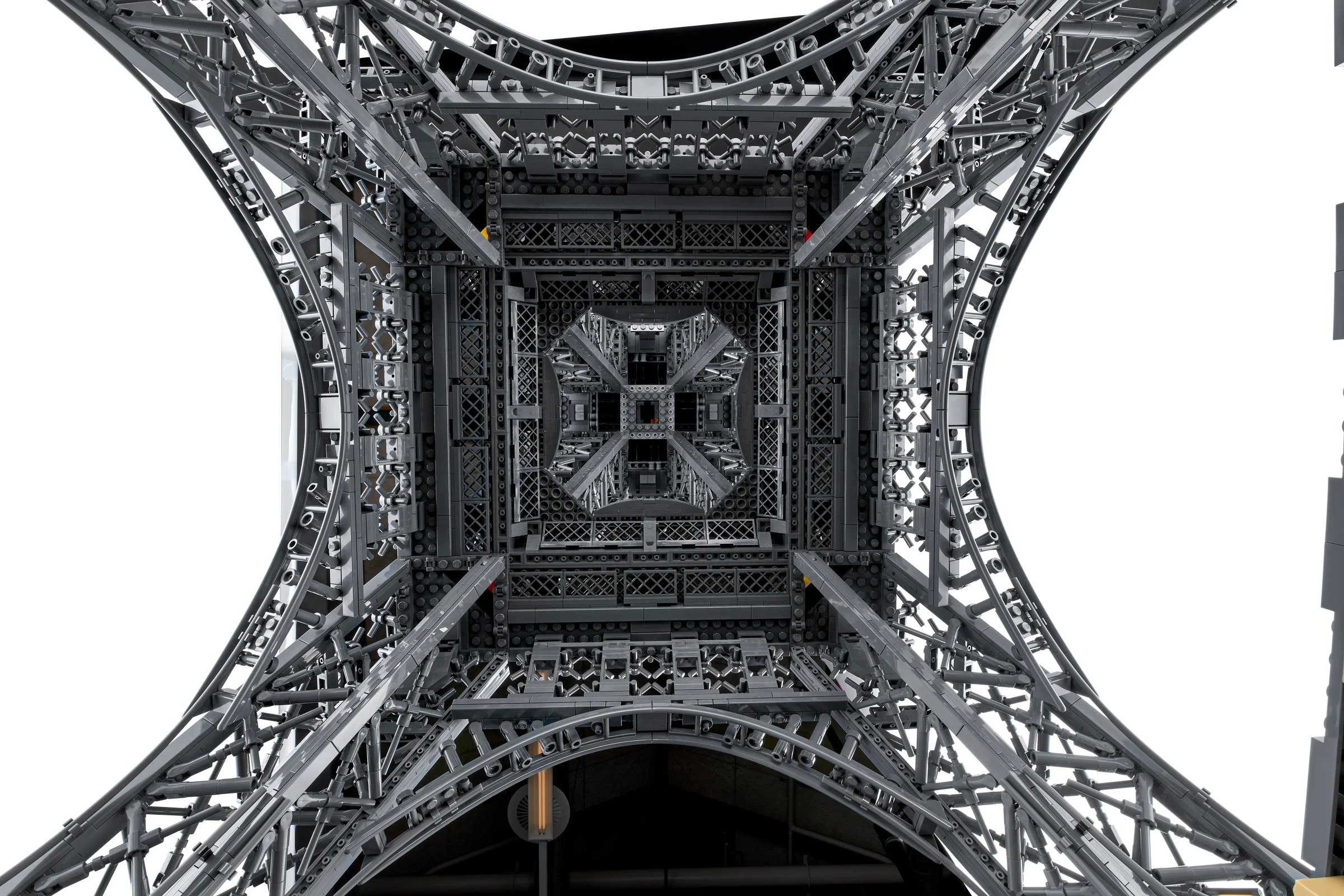 Privire detaliată în sus, prin structura turnului Eiffel LEGO. Un unghi impresionant.