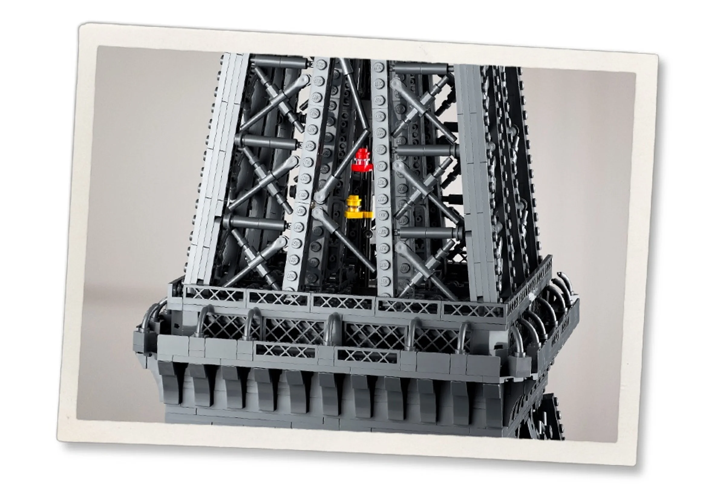 Detaliu al structurii turnului Eiffel LEGO, cu elemente metalice și conexiuni precise.
