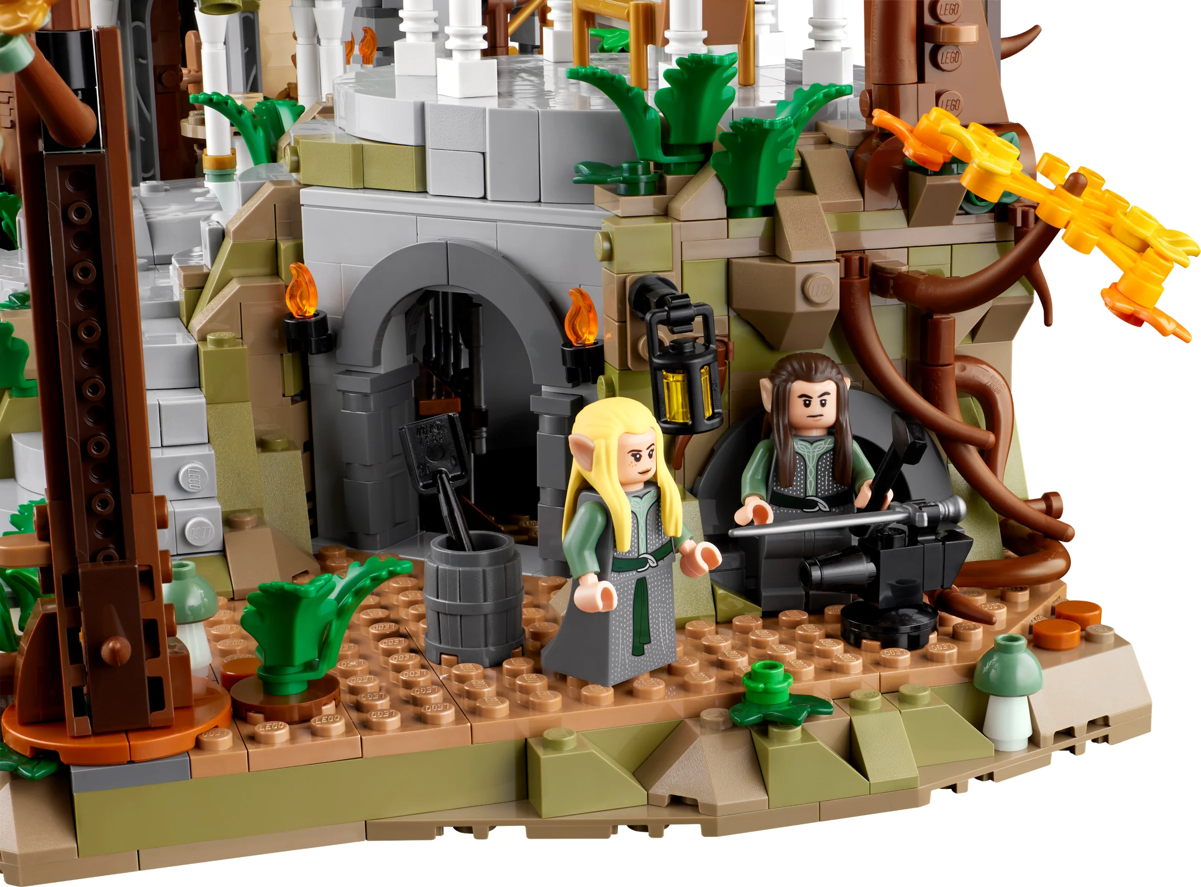 Imagine detaliată cu o secțiune din Rivendell LEGO, prezentând minifigurine și elemente de peisaj.