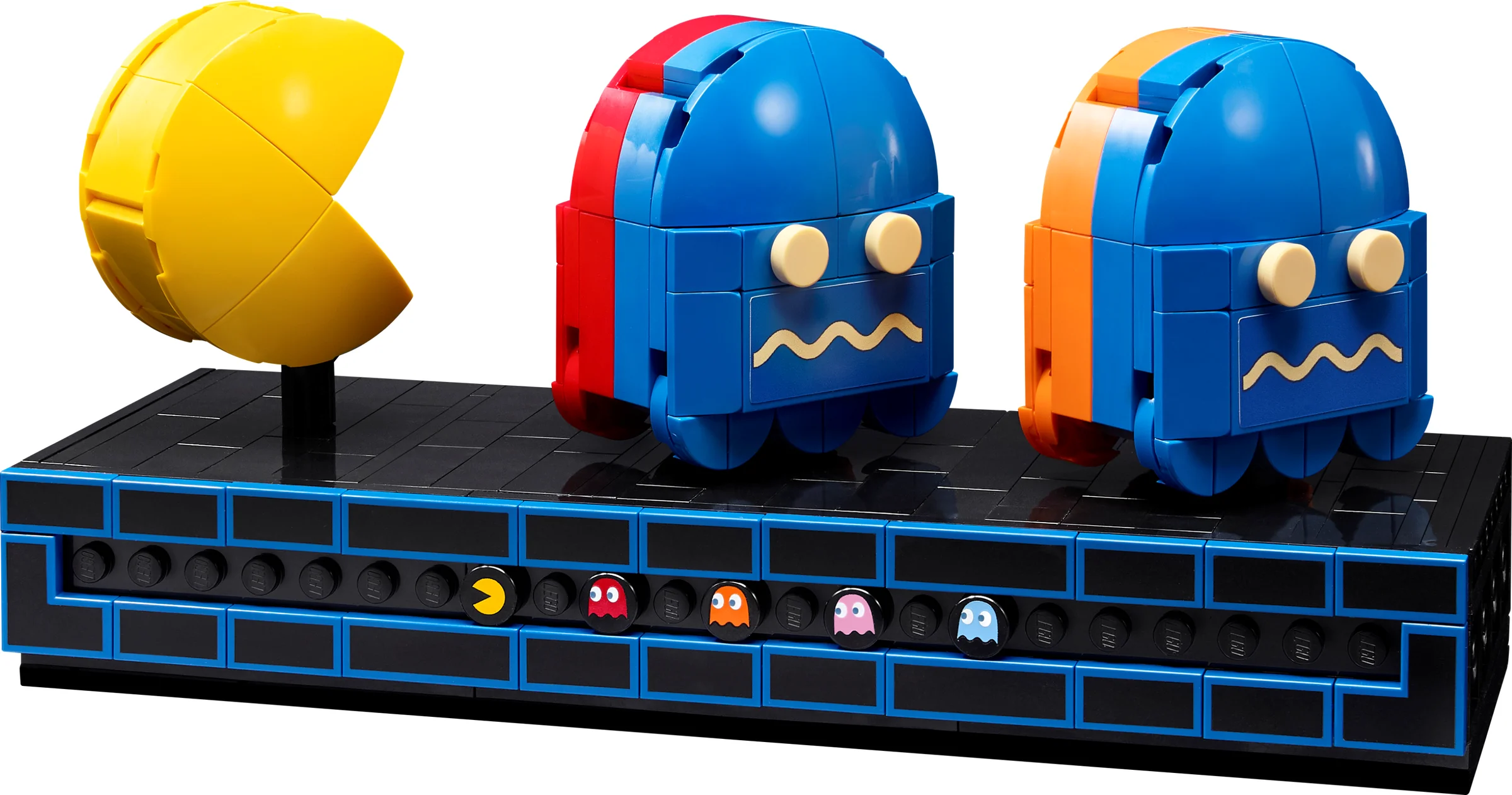 Detaliu cu Pac-Man și fantomele construite din piese LEGO, aranjate pe o bază neagră.