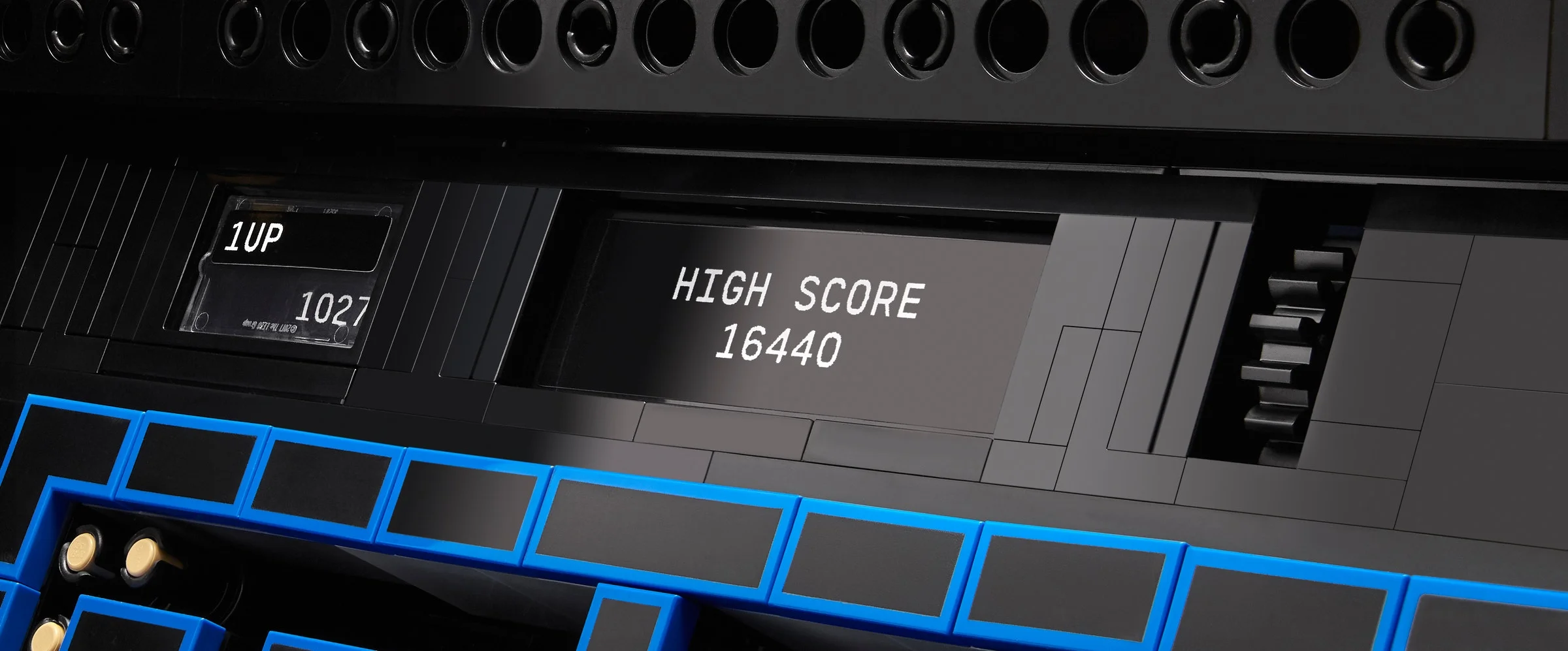 Detaliu cu scorul „High Score” și ecranul „1UP” de pe consola Pac-Man.