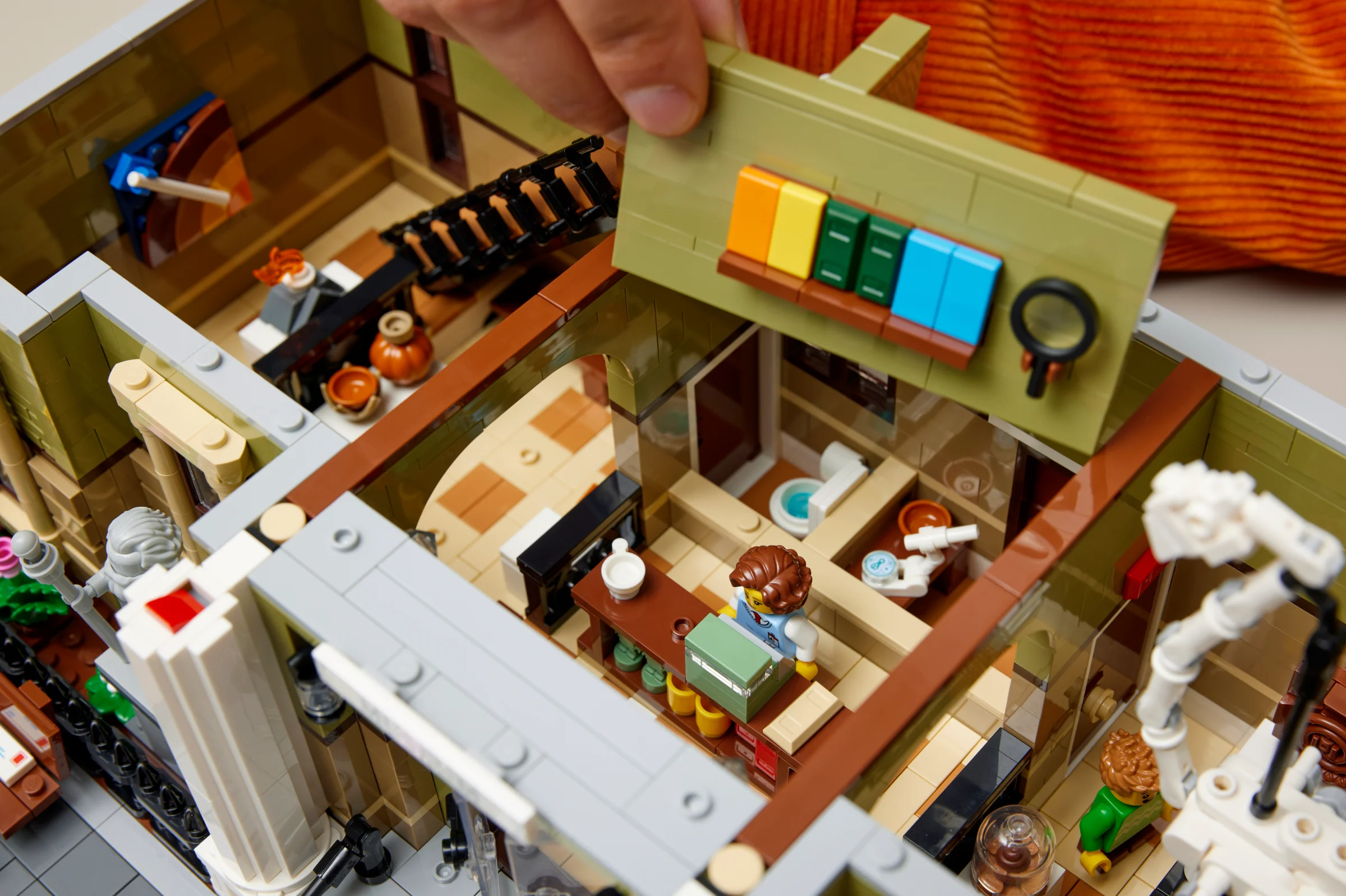 Interiorul Muzeului de Istorie Naturală LEGO 10326, cu detalii și minifigurine. O experiență captivantă de construcție.