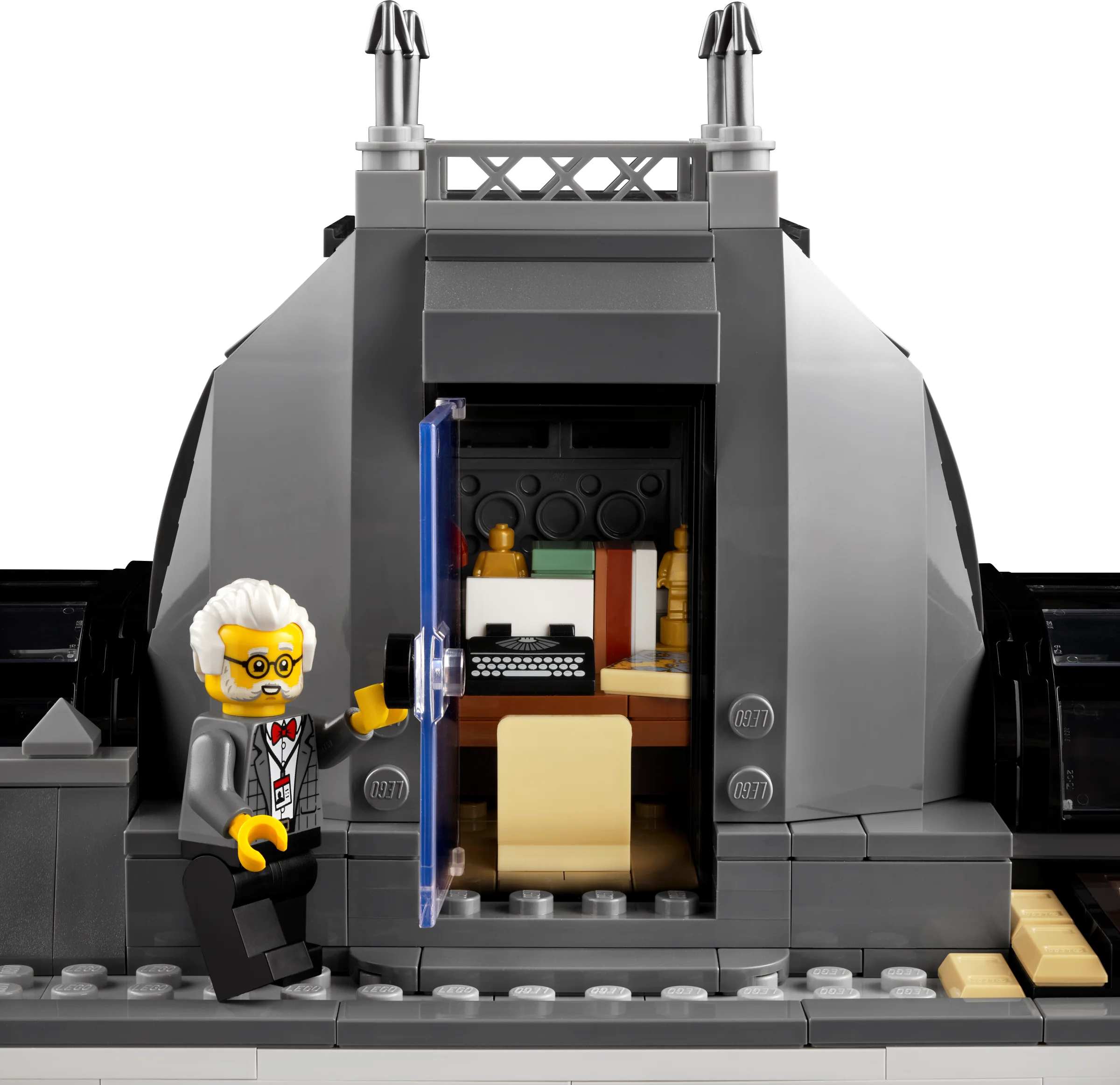 O minifigurină lângă biroul dintr-o expoziție a muzeului de istorie naturală LEGO 10326.
