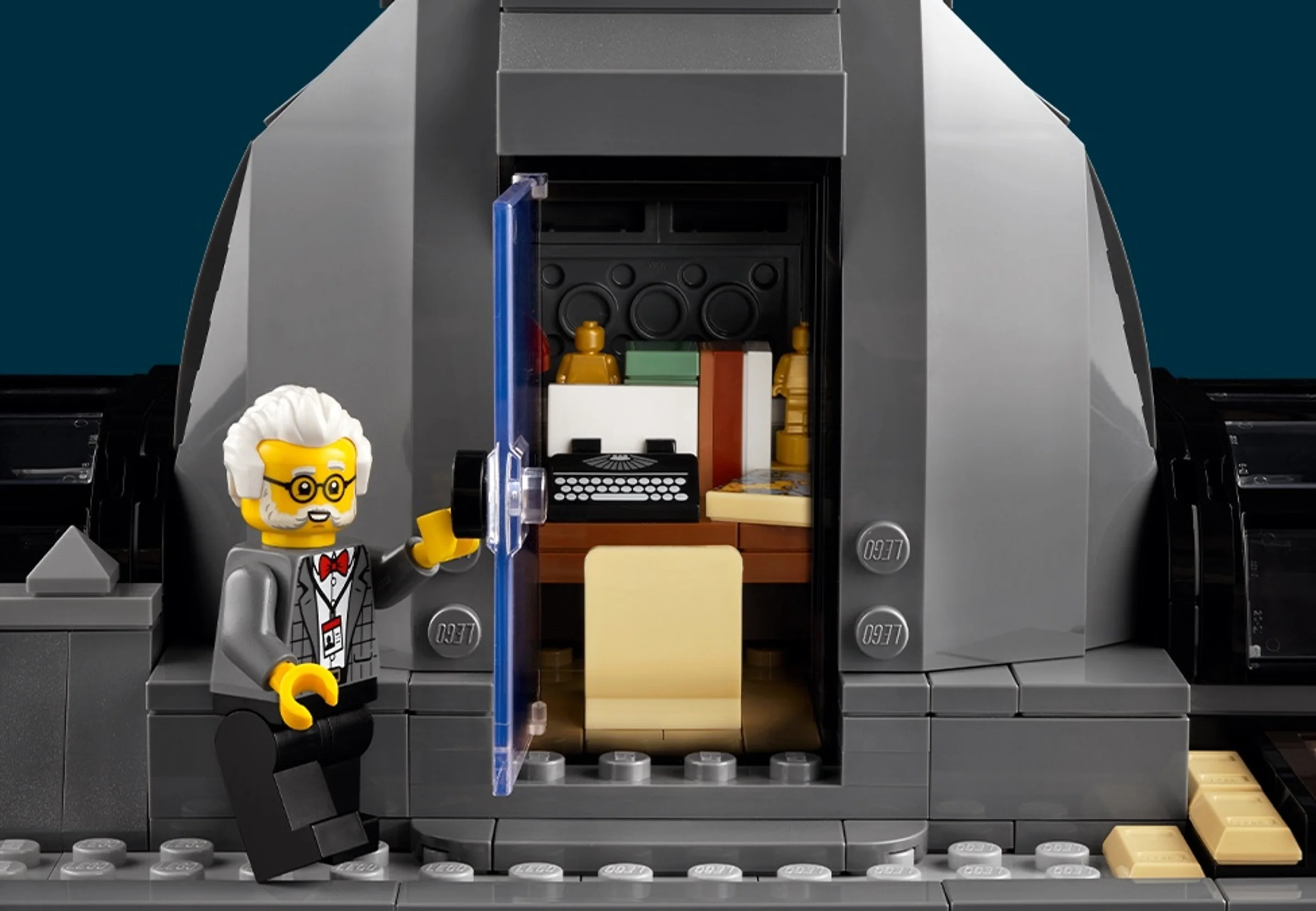 Minifigurina unui curator deschide ușa unui birou detaliat din Muzeul de Istorie Naturală LEGO.
