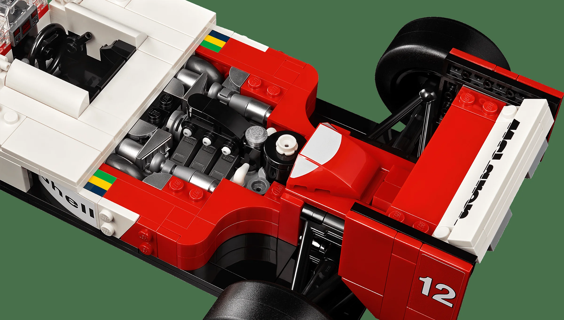 Detaliu cu motorul și suspensiile modelului McLaren MP4/4, o construcție LEGO detaliată.