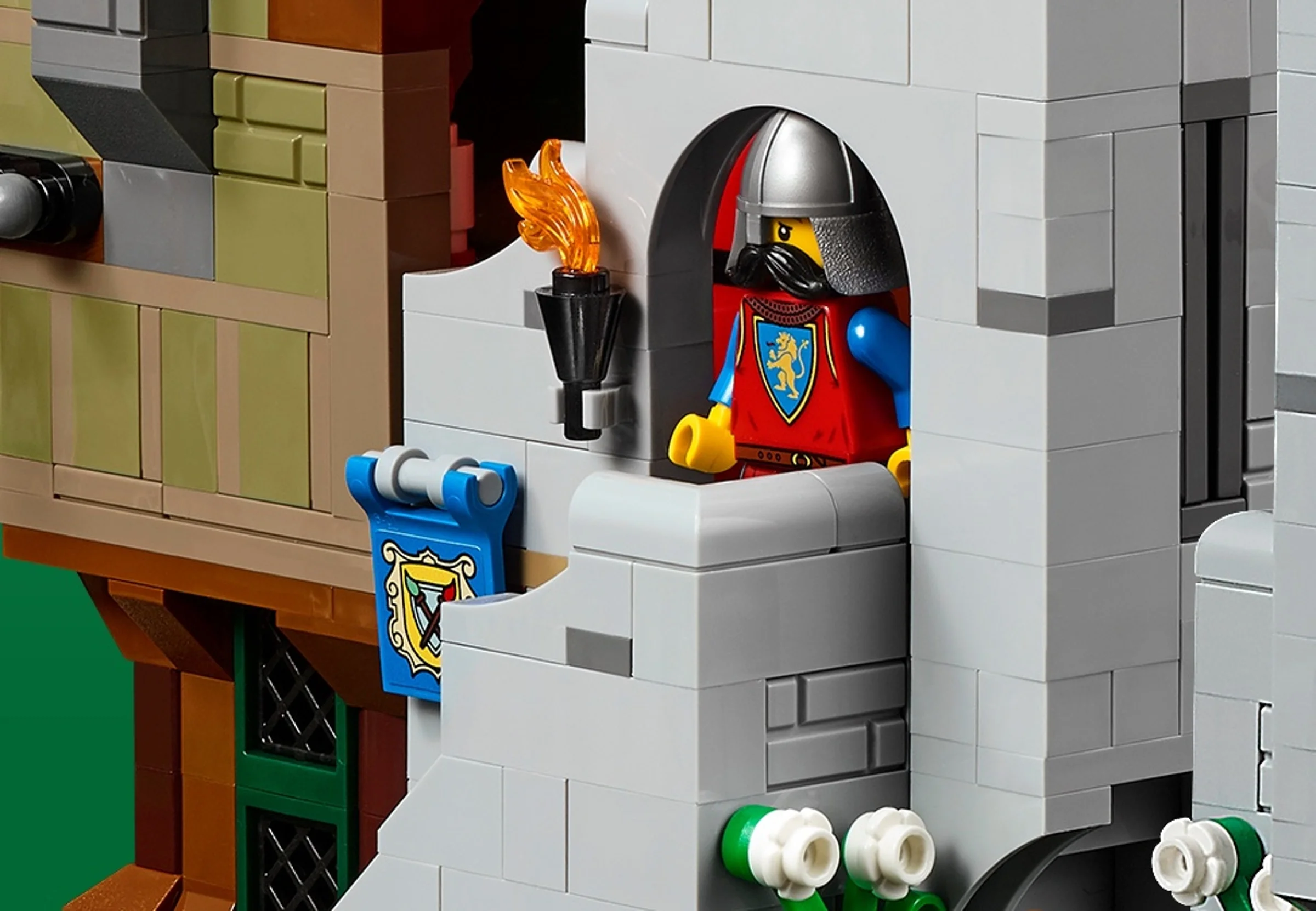 Detalii ale pieței medievale LEGO, inclusiv minifigurina cavaler și blazon. Detaliu arhitectural.