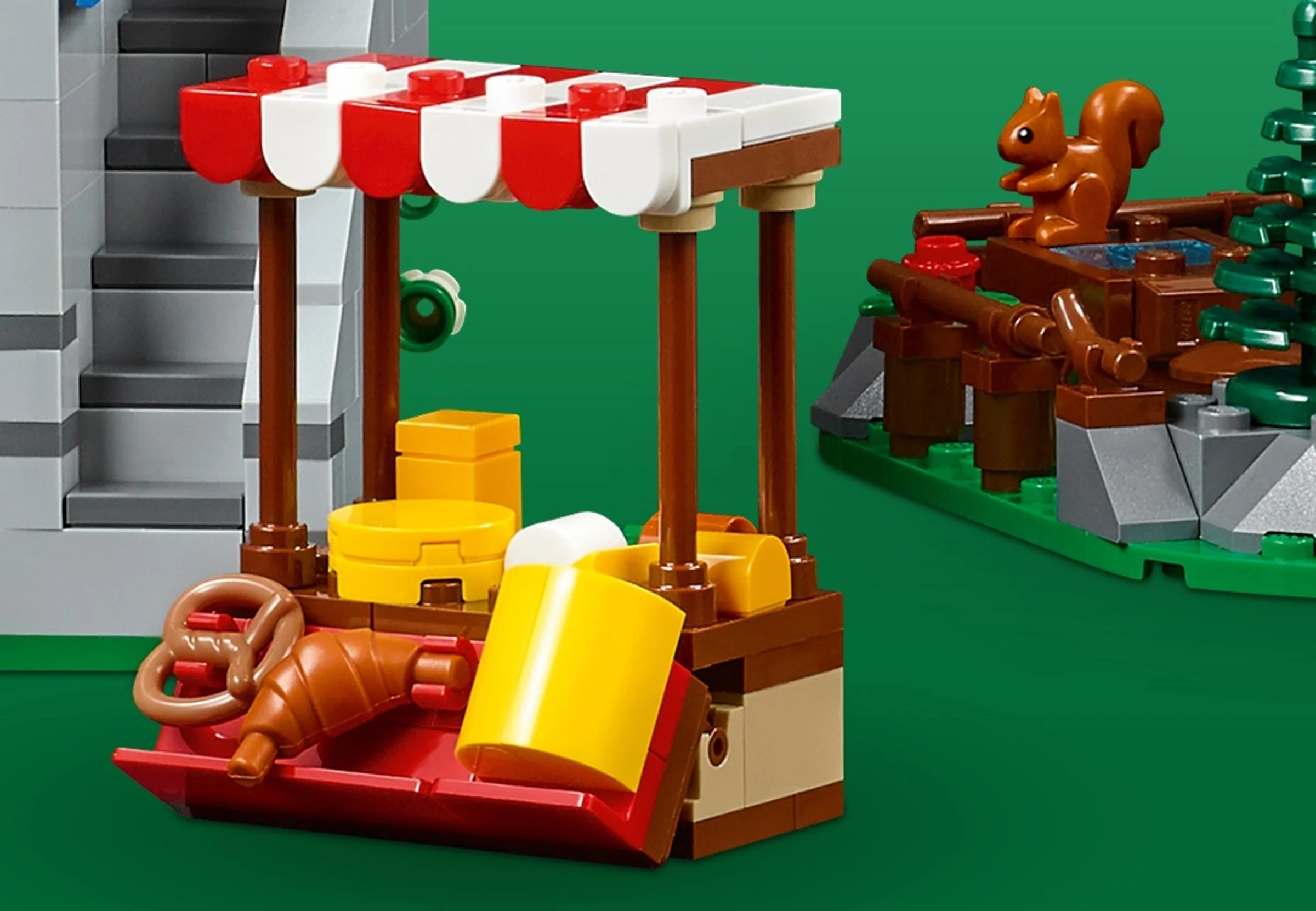 Detalii despre taraba de produse de panificație și scena cu veverița din setul LEGO Medieval Town Square.