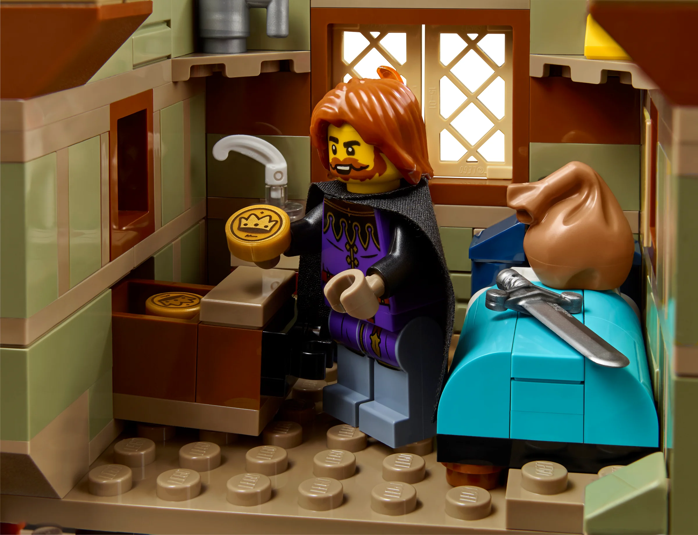 Interiorul casei cu un minifig rege ținând o monedă.