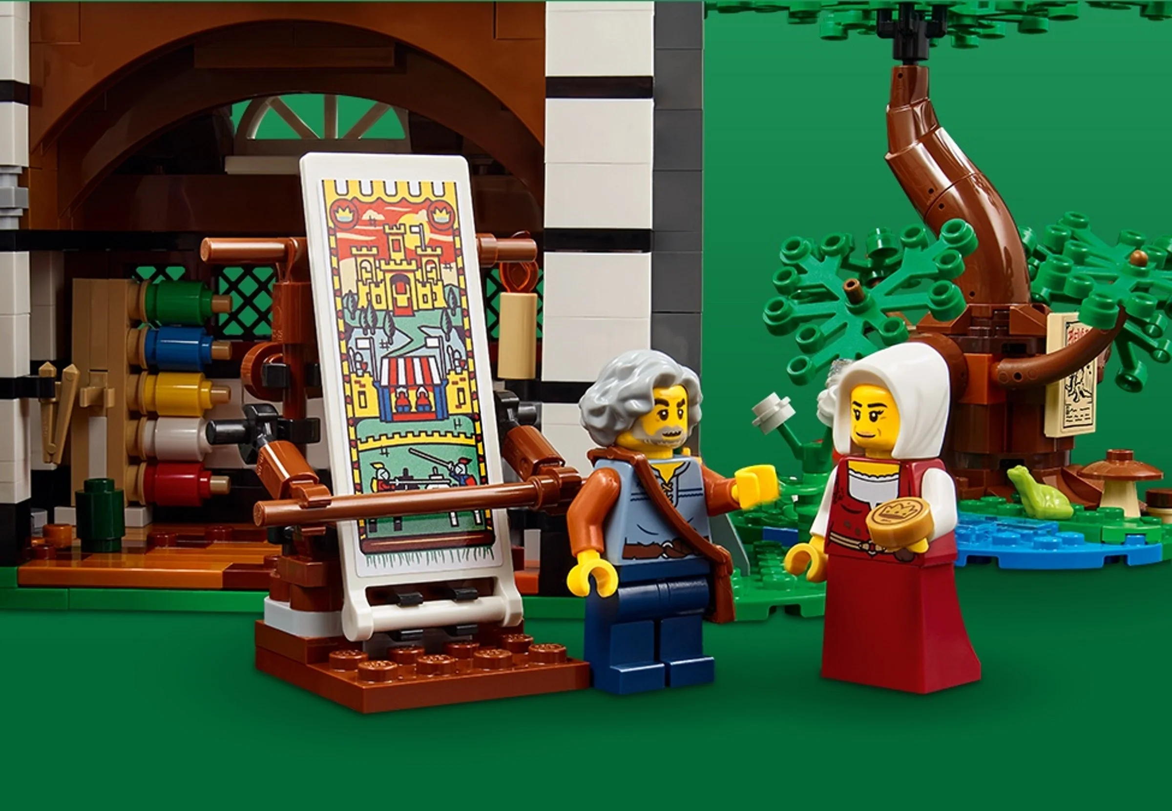 Minifigurine și detaliile atelierului de țesut din setul LEGO 10332.