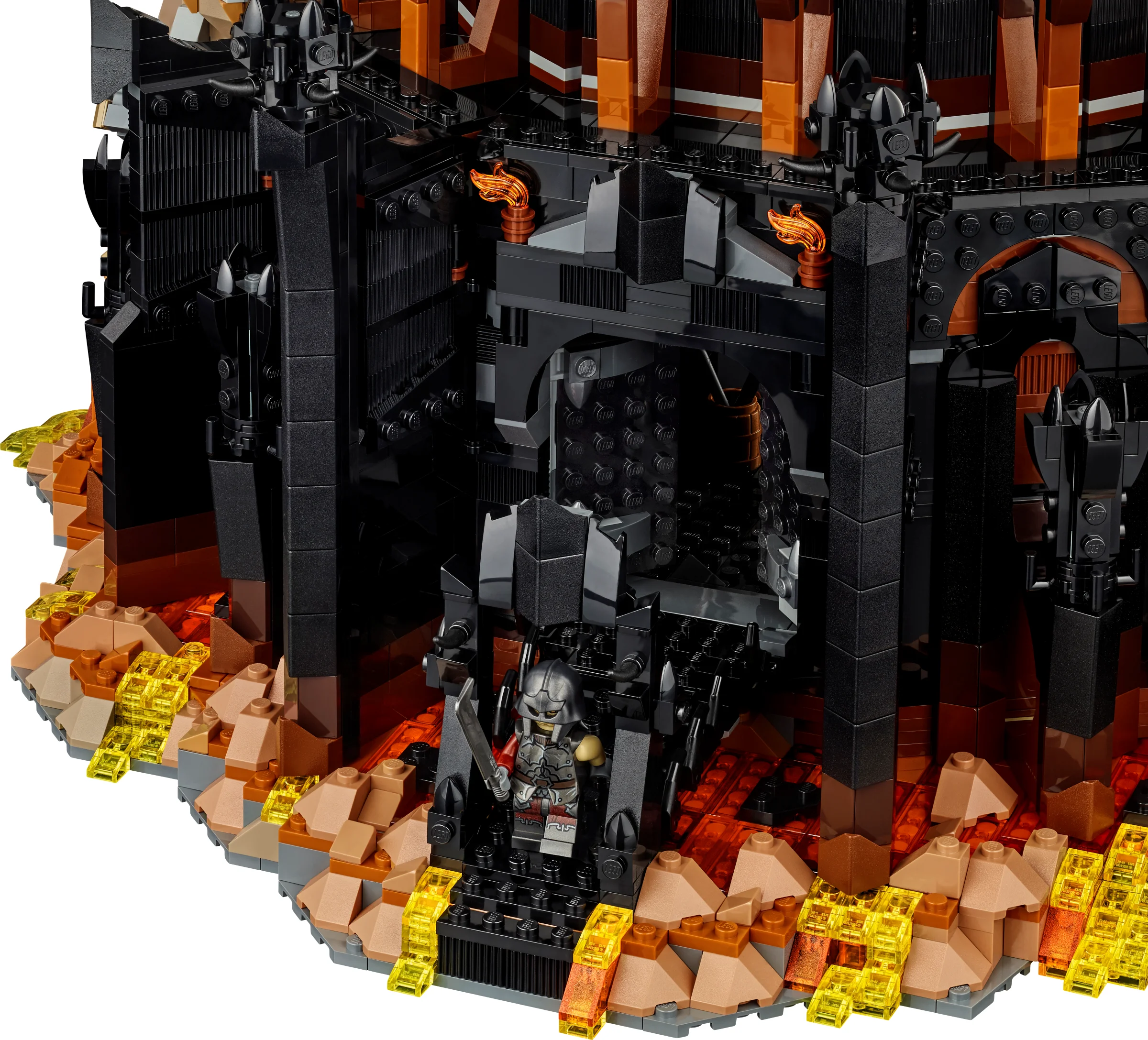 Prim-plan Barad-dûr LEGO, cu un Orc înarmat la intrare, detalii ale construcției vizibile.