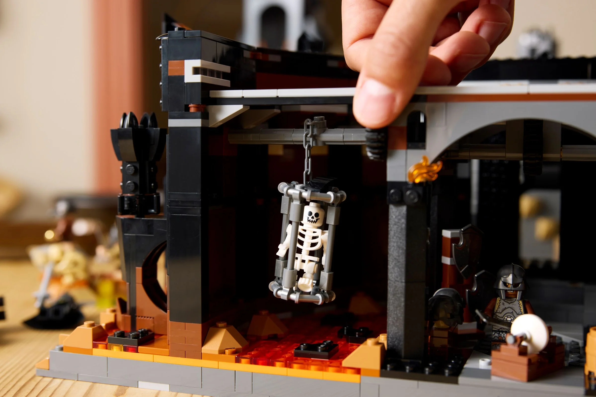 Imagine cu scheletul închis în cușcă, un detaliu din setul LEGO Barad-dûr.