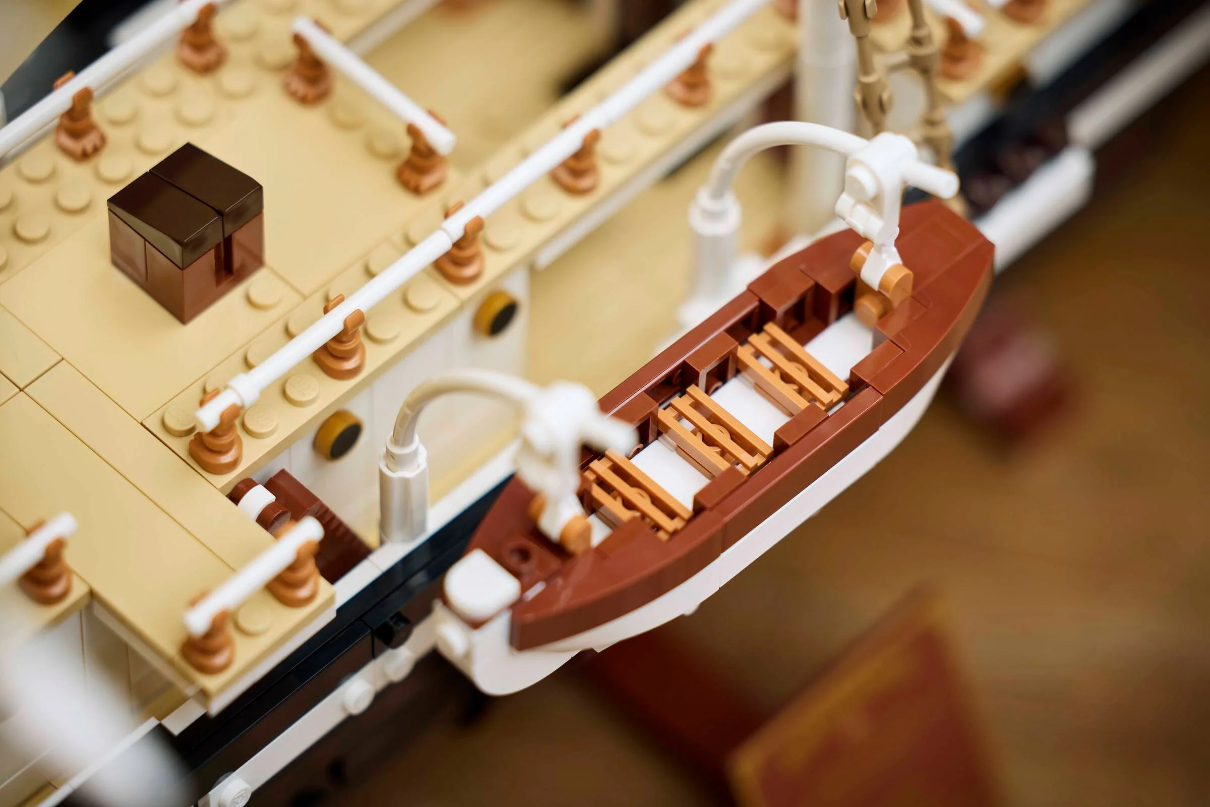 O barcă de salvare maro și albă, detaliată, atașată de nava Endurance LEGO.