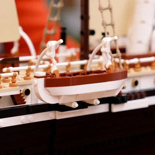 Detaliu al bărcii de salvare agățată de nava Endurance din LEGO, cu accent pe construcție și design.
