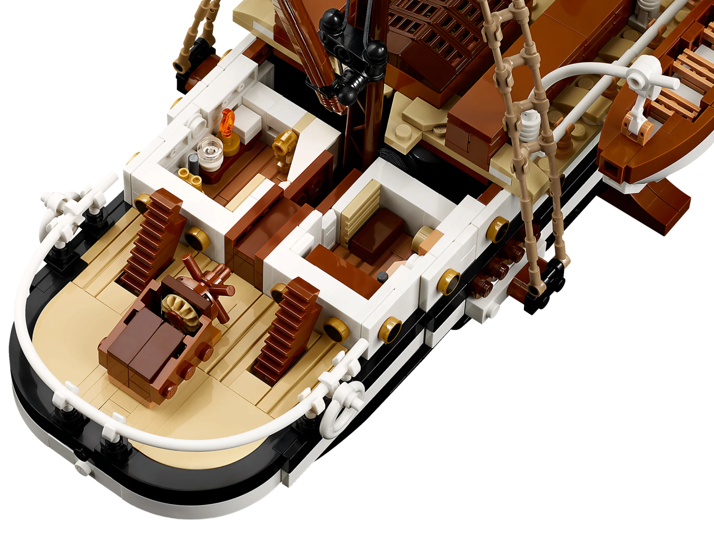 O imagine detaliată a interiorului navei Endurance LEGO, arătând cabine și detalii de construcție.