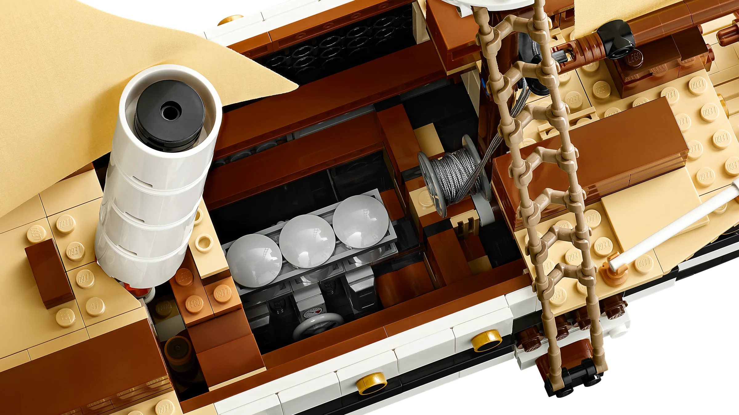 Detalii ale modelului LEGO Endurance: catarg, cabestan și interiorul cu echipament. Măiestrie LEGO captivantă.