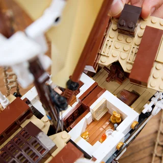 Interiorul detaliat al navei Endurance, cu încăperi și obiecte minuscule construite din piese LEGO.