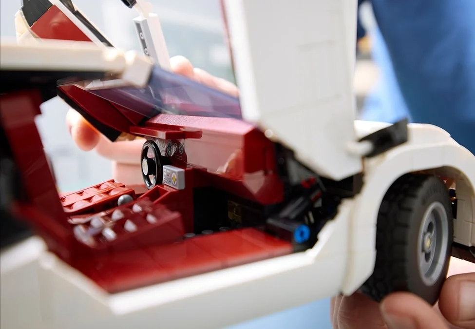 Interiorul detaliat al mașinii Lamborghini Countach 5000 Quattrovalvole LEGO, cu uși deschise.