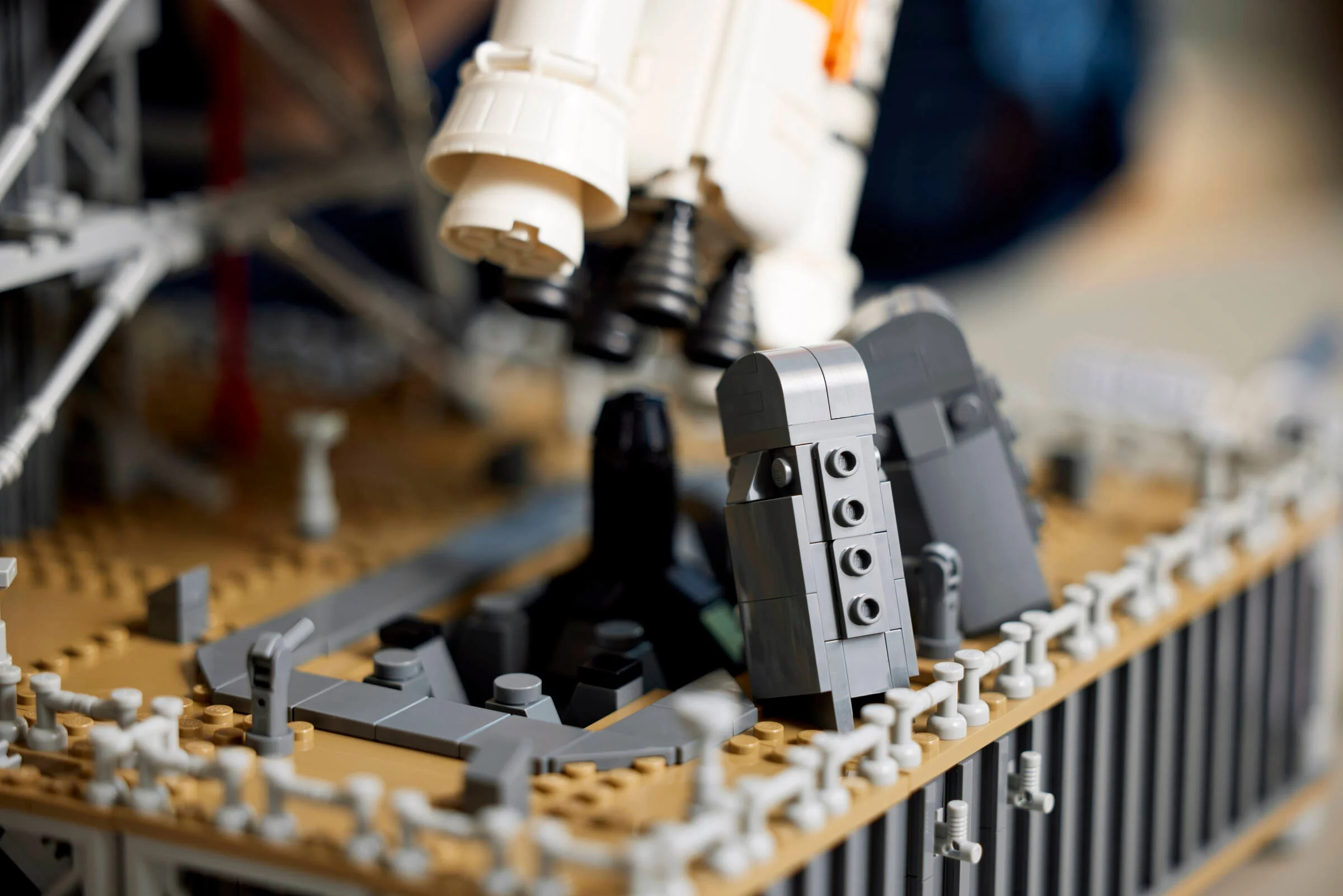 Detalii ale turnului de lansare și ale rachetei Artemis. Modelul LEGO complex și detaliat.
