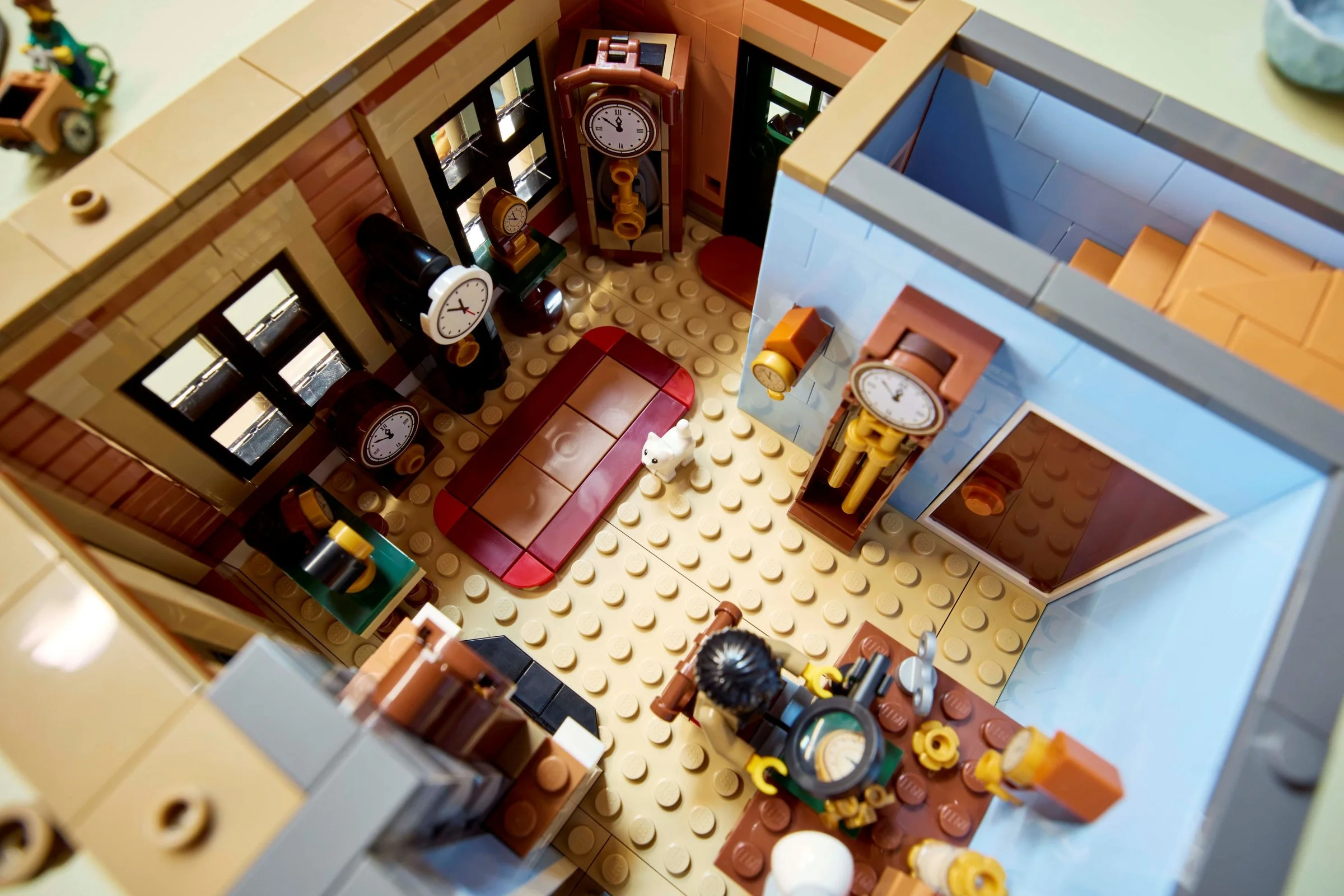 Vedere detaliată a interiorului clădirii Tudor Corner LEGO, cu mobilier și accesorii specifice perioadei.