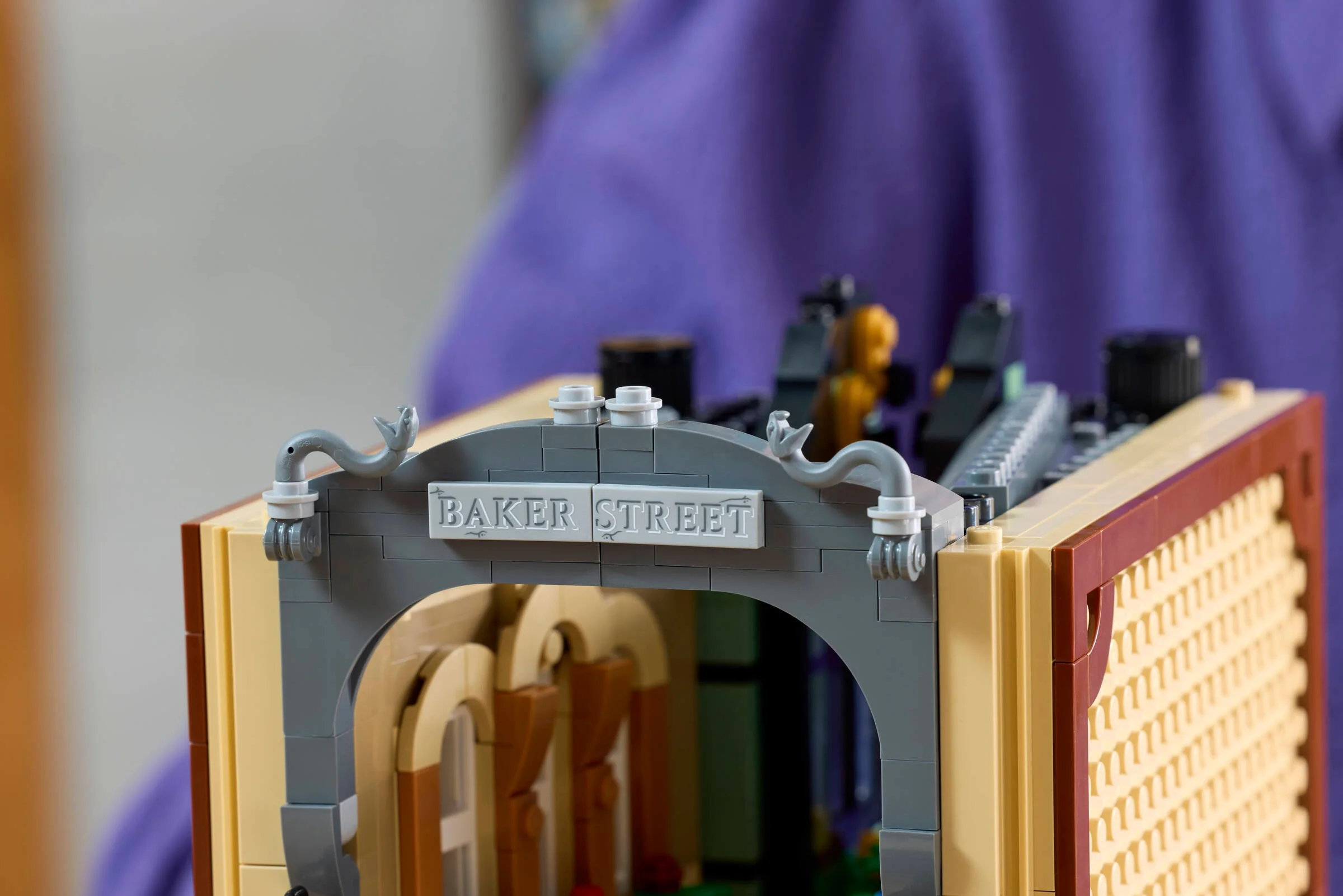 Detaliu cu indicatorul „Baker Street” și elemente arhitecturale ale modelului LEGO Book Nook Sherlock Holmes.