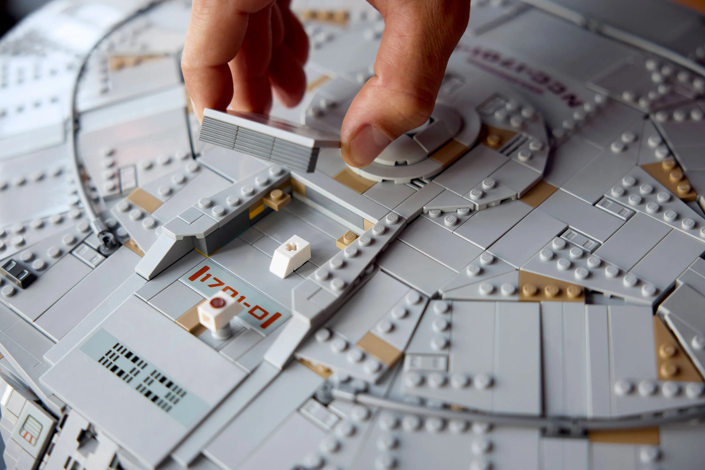 Construirea detaliată a modelului U.S.S. Enterprise NCC-1701-D. Montare elemente LEGO.